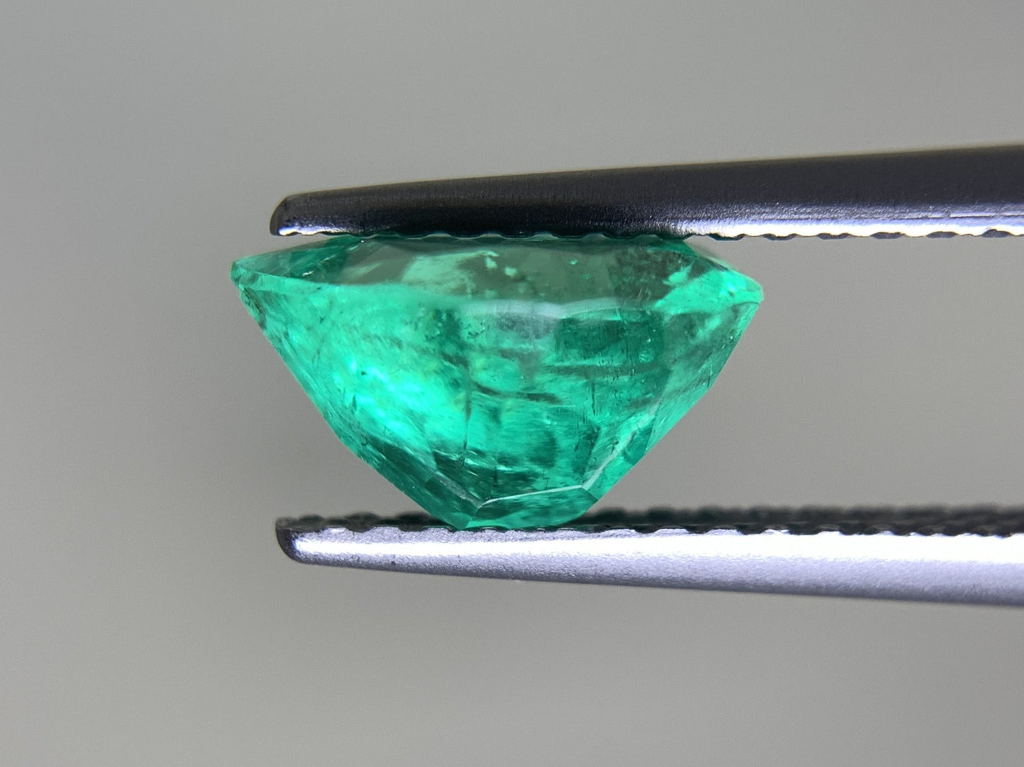 エメラルド 1.575ct 宝石ソーティング付き  8.88㎜×7.29㎜×4.99㎜   ルース（ 裸石 ） 2246Y