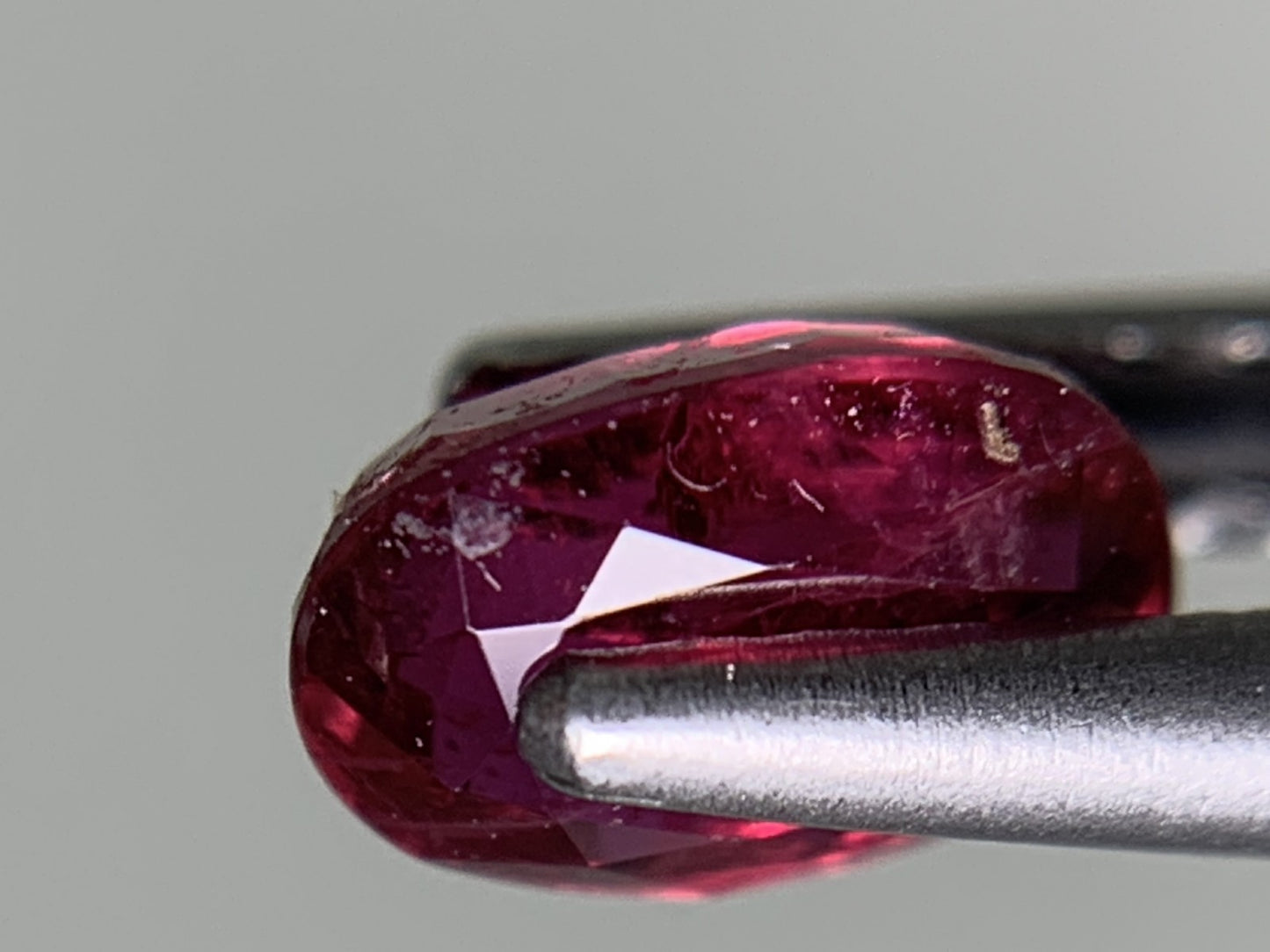 ルビー 天然 0.717ct 宝石ソーティング付き 5.9㎜×4.1㎜×3.0㎜ ルース（ 裸石 ） 7772Y