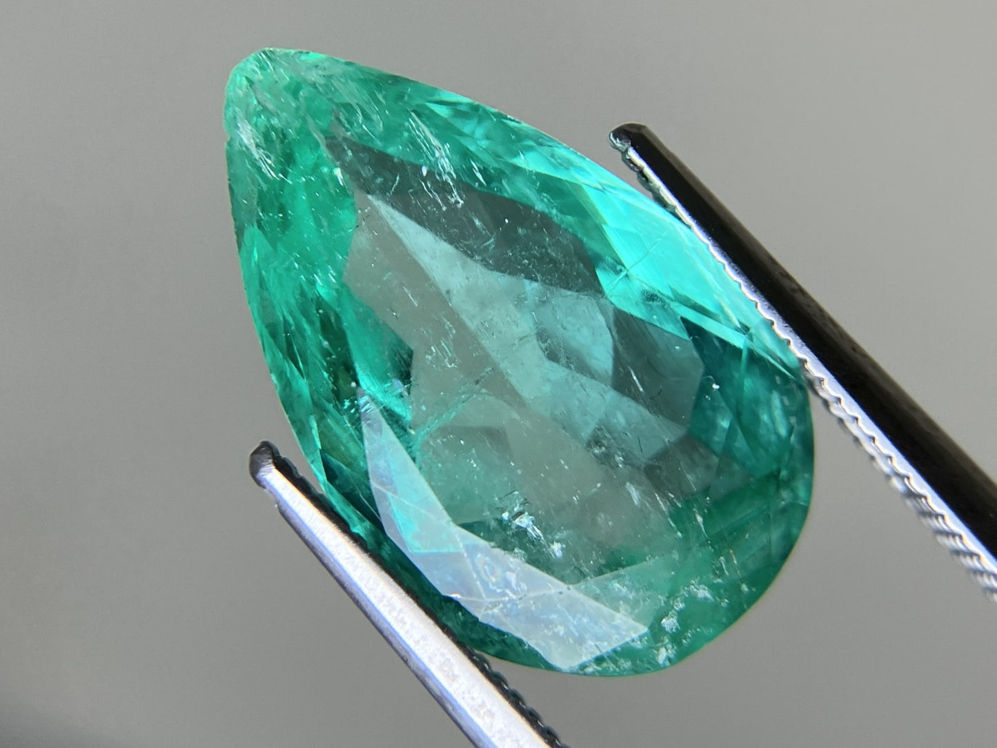 エメラルド 7.276ct 中央宝石ソーティング付き  17.64㎜×11.10㎜×6.51㎜  ルース（ 裸石 ） 4070YY