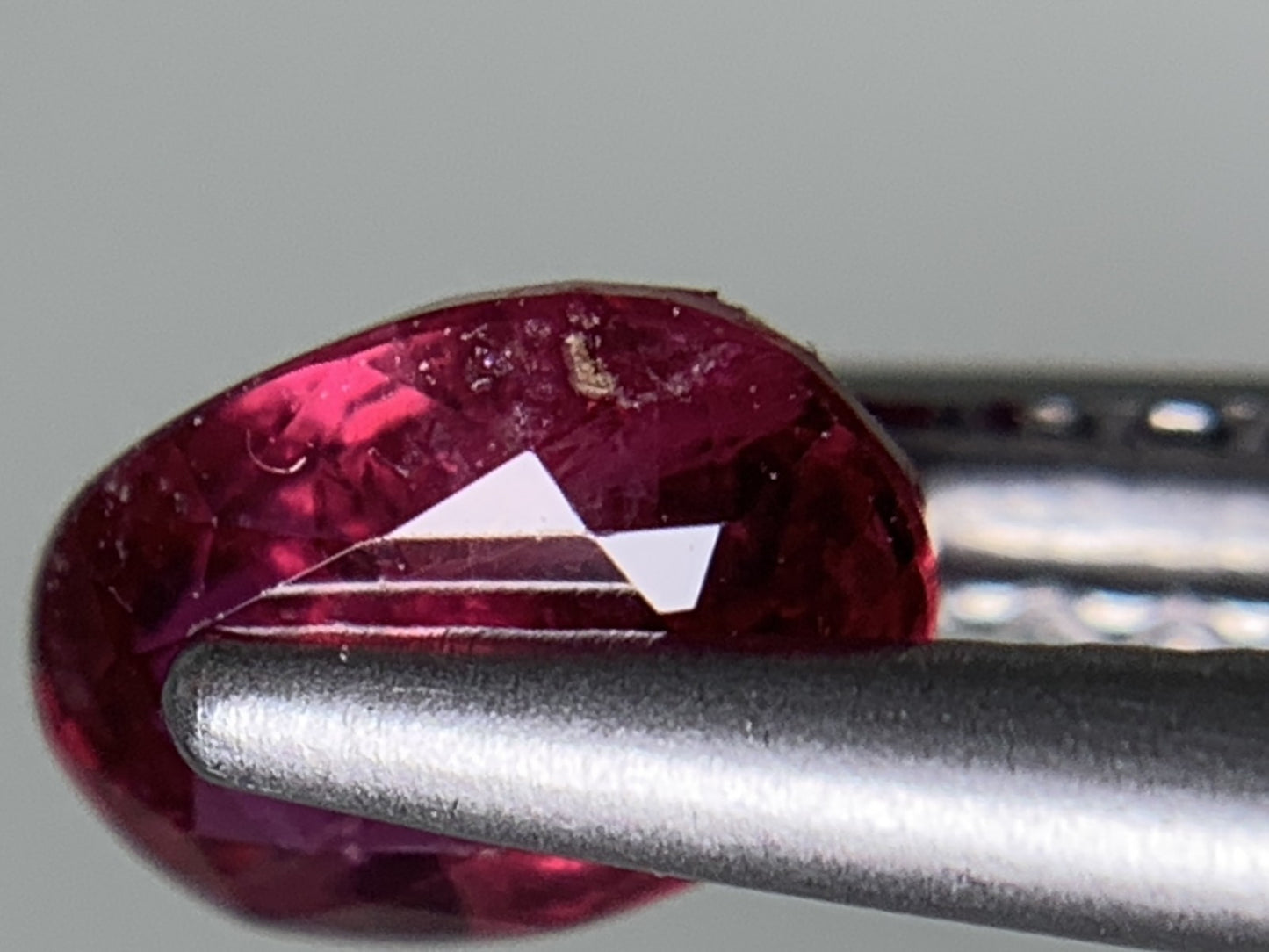 ルビー 天然 0.717ct 宝石ソーティング付き 5.9㎜×4.1㎜×3.0㎜ ルース（ 裸石 ） 7772Y