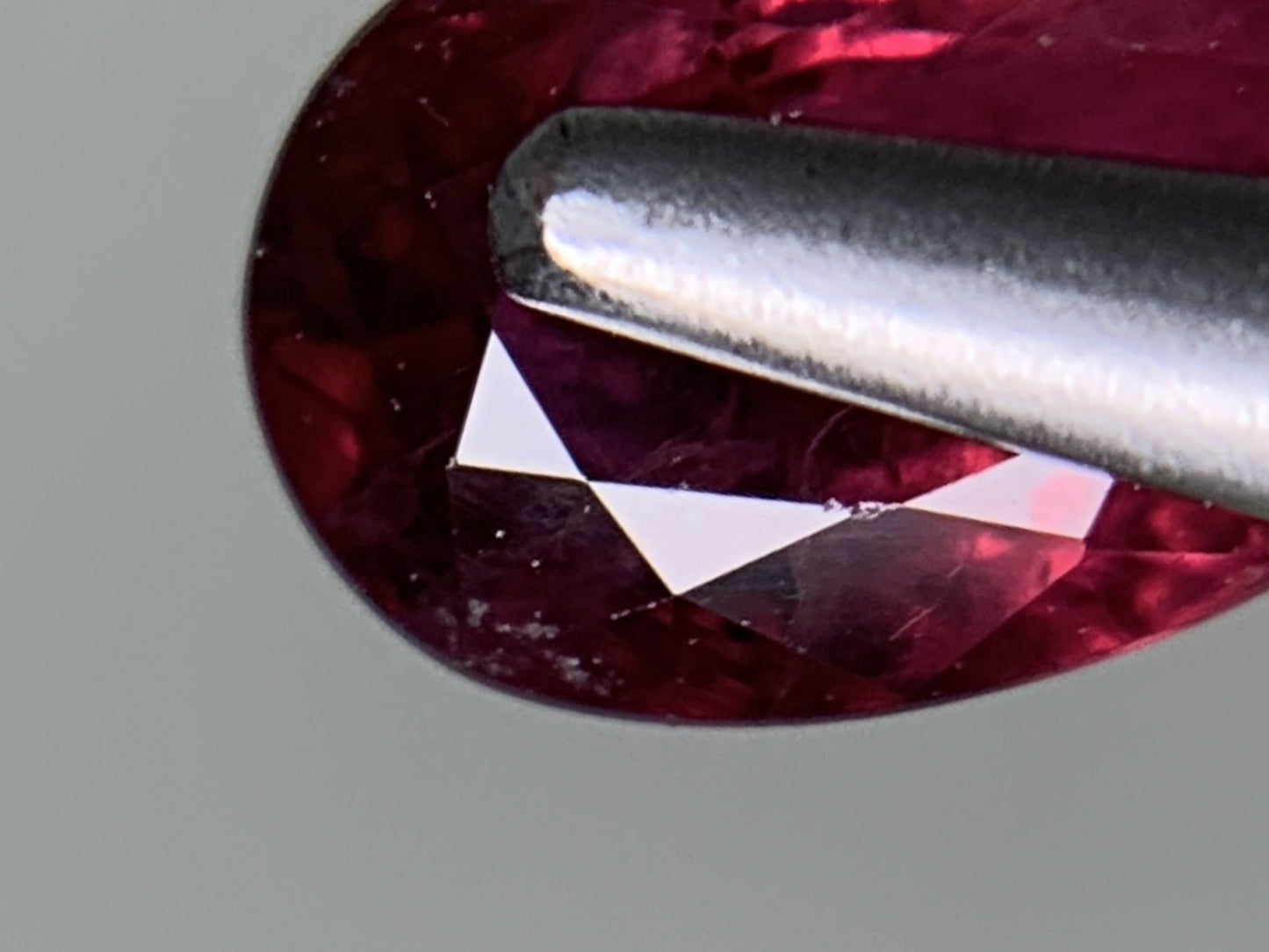 ルビー 天然 0.717ct 宝石ソーティング付き 5.9㎜×4.1㎜×3.0㎜ ルース（ 裸石 ） 7772Y