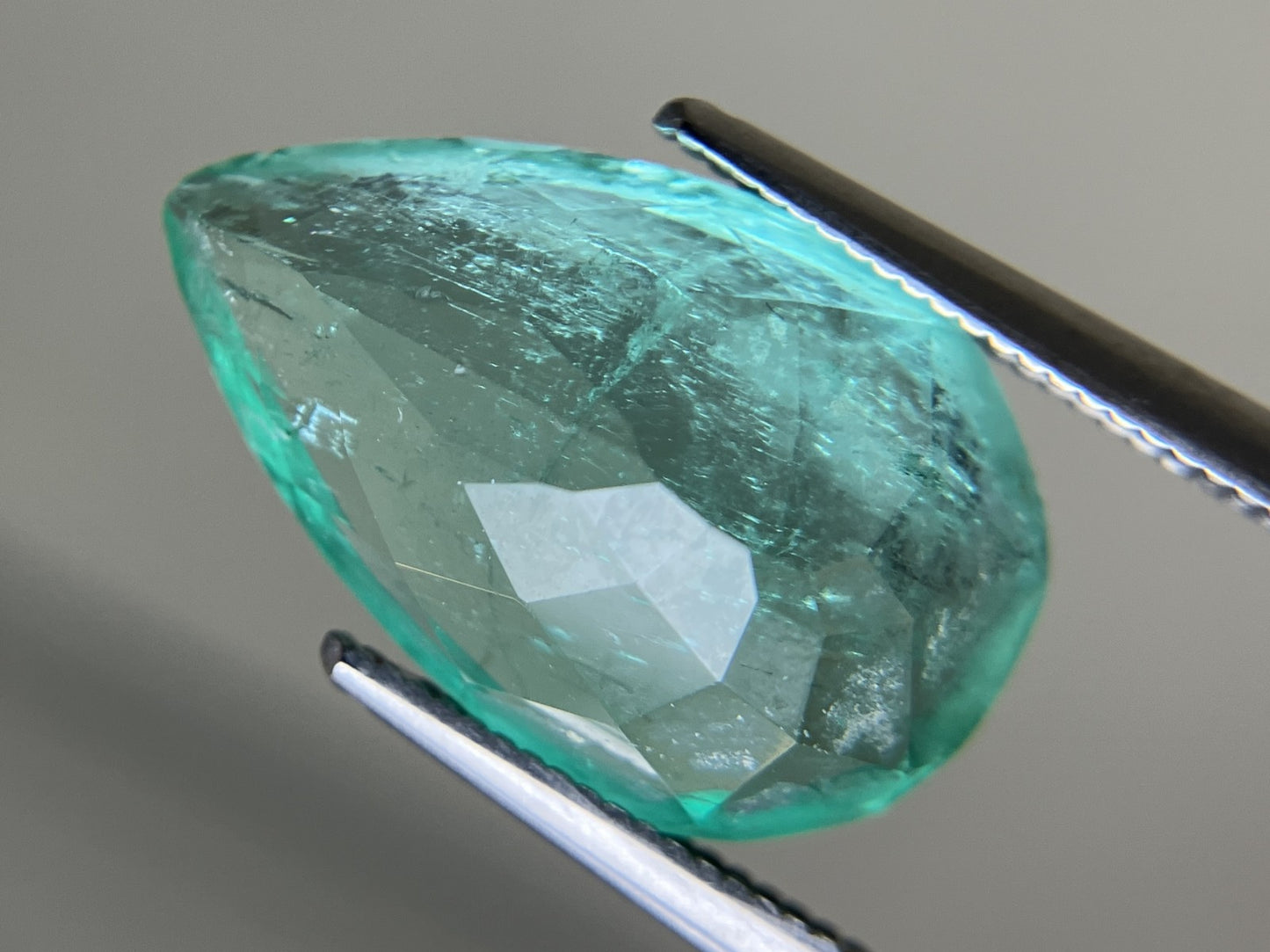 エメラルド 7.276ct 中央宝石ソーティング付き  17.64㎜×11.10㎜×6.51㎜  ルース（ 裸石 ） 4070YY