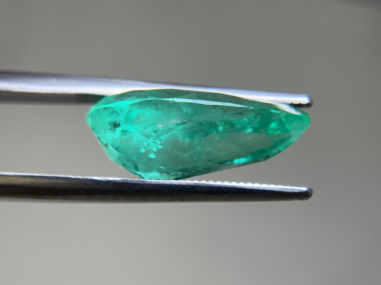 エメラルド 7.276ct 中央宝石ソーティング付き  17.64㎜×11.10㎜×6.51㎜  ルース（ 裸石 ） 4070YY