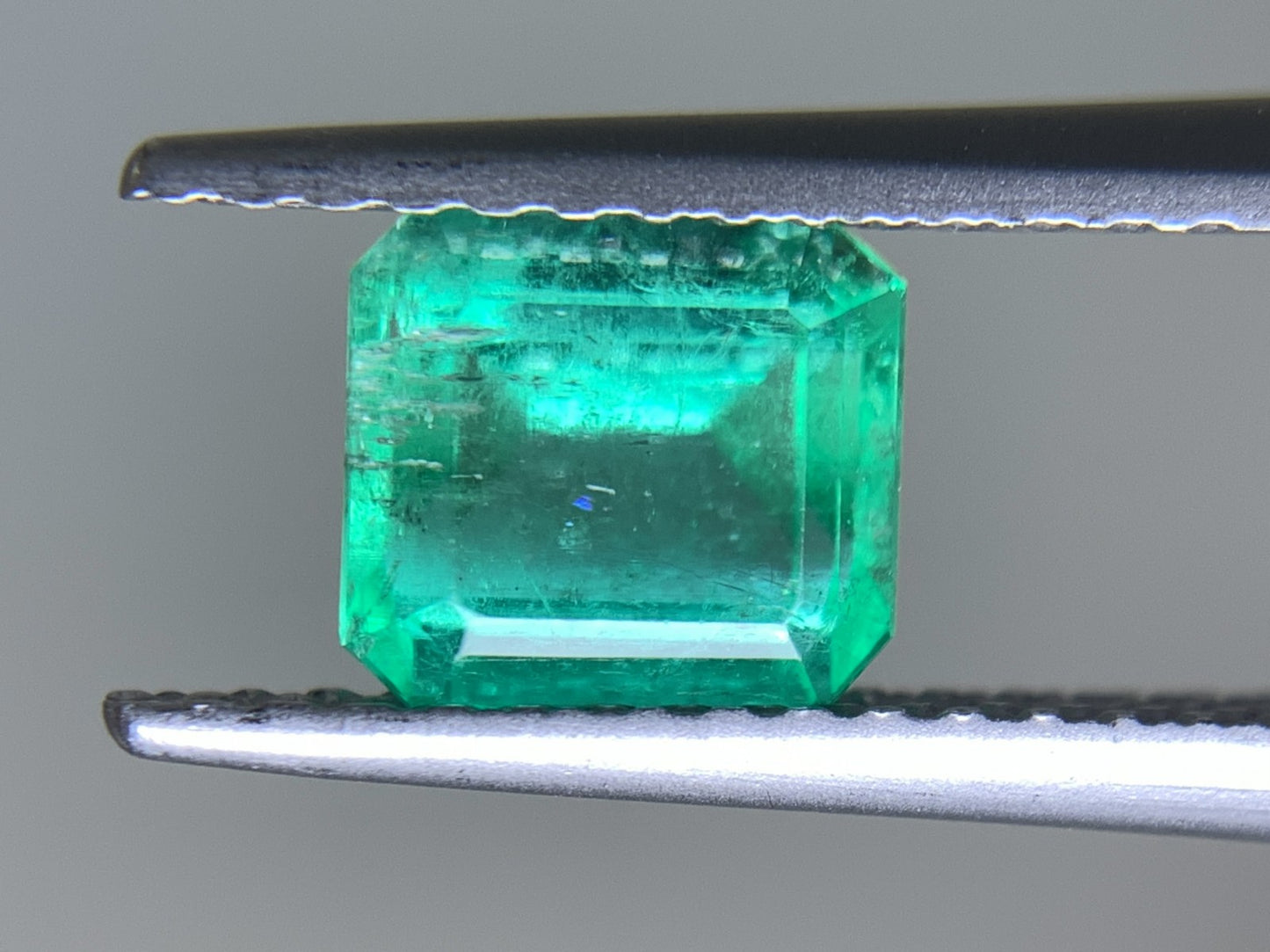 エメラルド 1.107ct 宝石ソーティング付き  6.11㎜×5.69㎜×4.31㎜   ルース（ 裸石 ） 2379Y