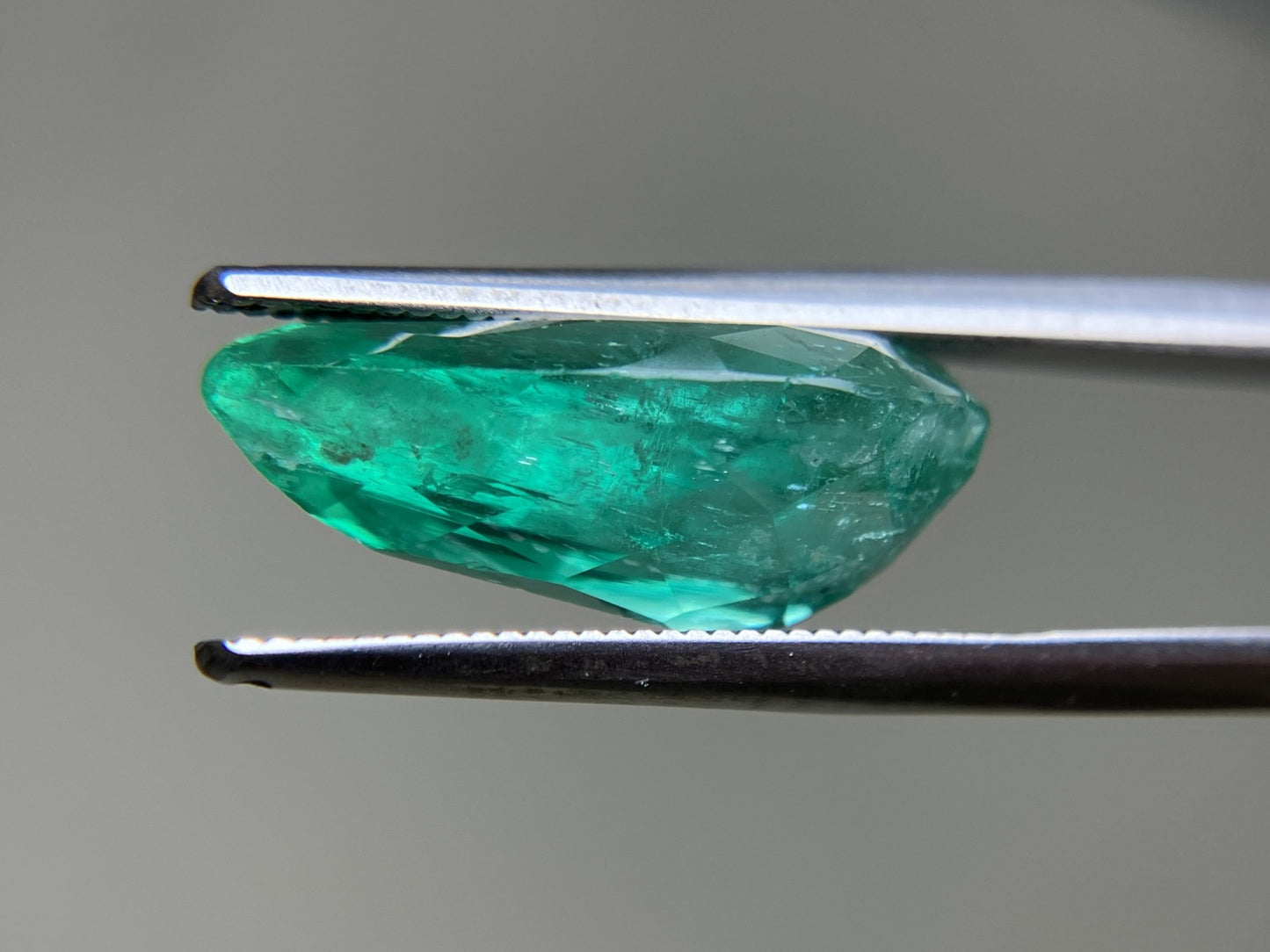 エメラルド 7.276ct 中央宝石ソーティング付き  17.64㎜×11.10㎜×6.51㎜  ルース（ 裸石 ） 4070YY