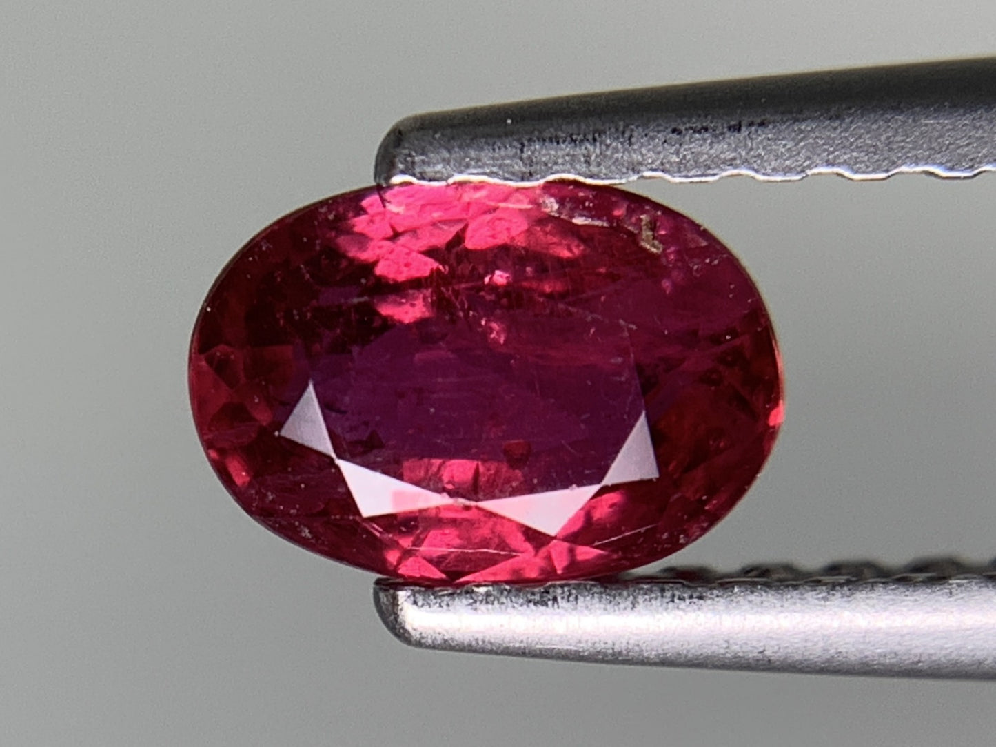 ルビー 天然 0.717ct 宝石ソーティング付き 5.9㎜×4.1㎜×3.0㎜ ルース（ 裸石 ） 7772Y
