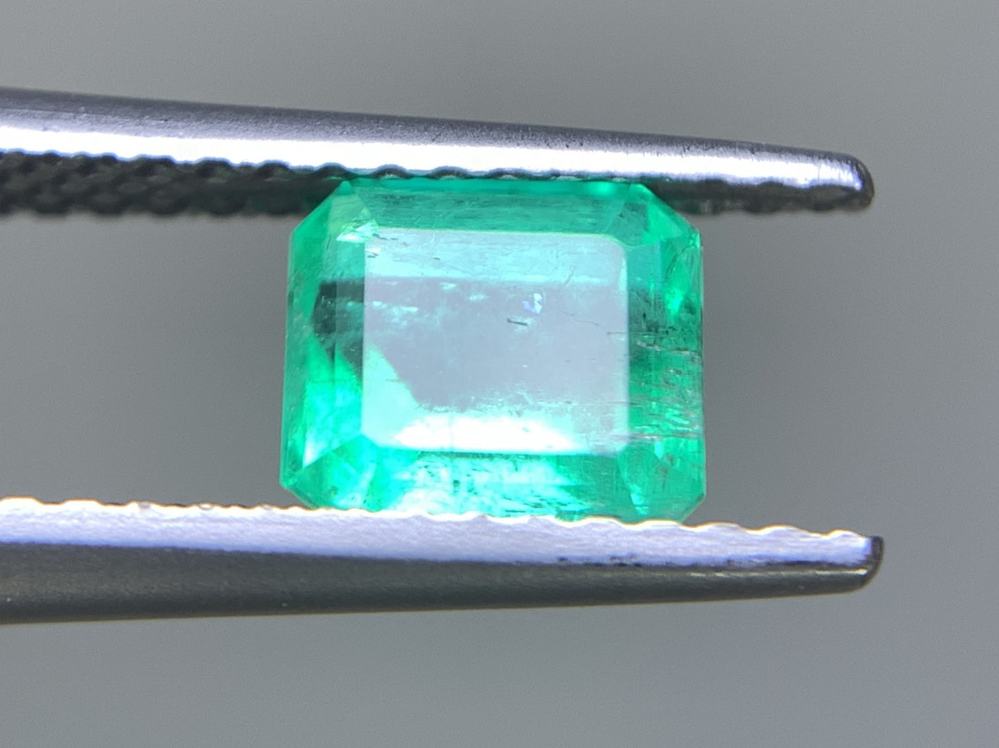エメラルド 1.107ct 宝石ソーティング付き  6.11㎜×5.69㎜×4.31㎜   ルース（ 裸石 ） 2379Y