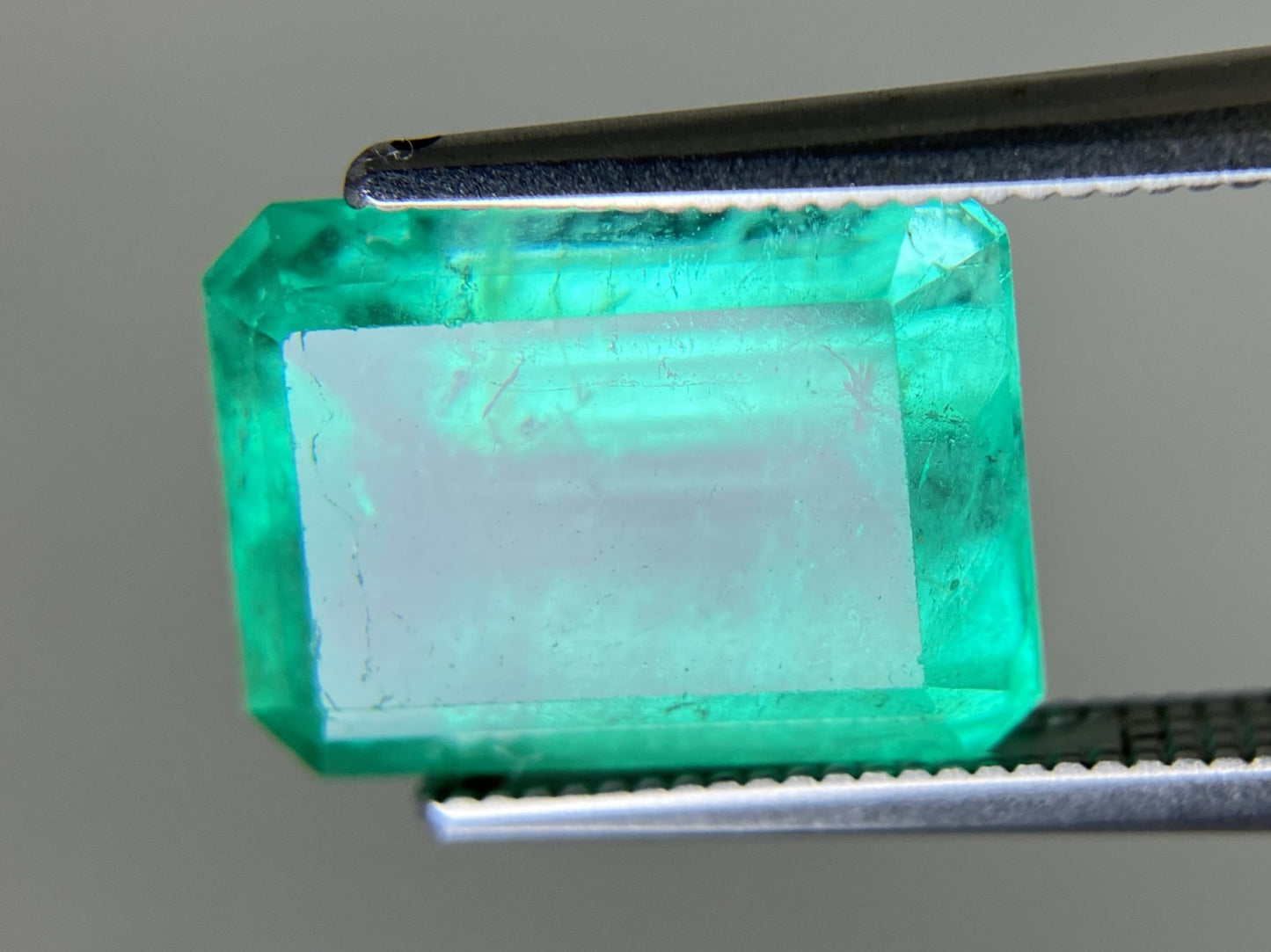 エメラルド 天然 7.423ct コロンビア 中央宝石鑑別書付き 12.72㎜×9.62㎜×7.74㎜ ルース（ 裸石 ） 6810YY