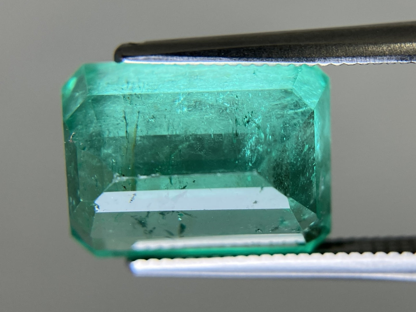 エメラルド 天然 7.423ct コロンビア 中央宝石鑑別書付き 12.72㎜×9.62㎜×7.74㎜ ルース（ 裸石 ） 6810YY