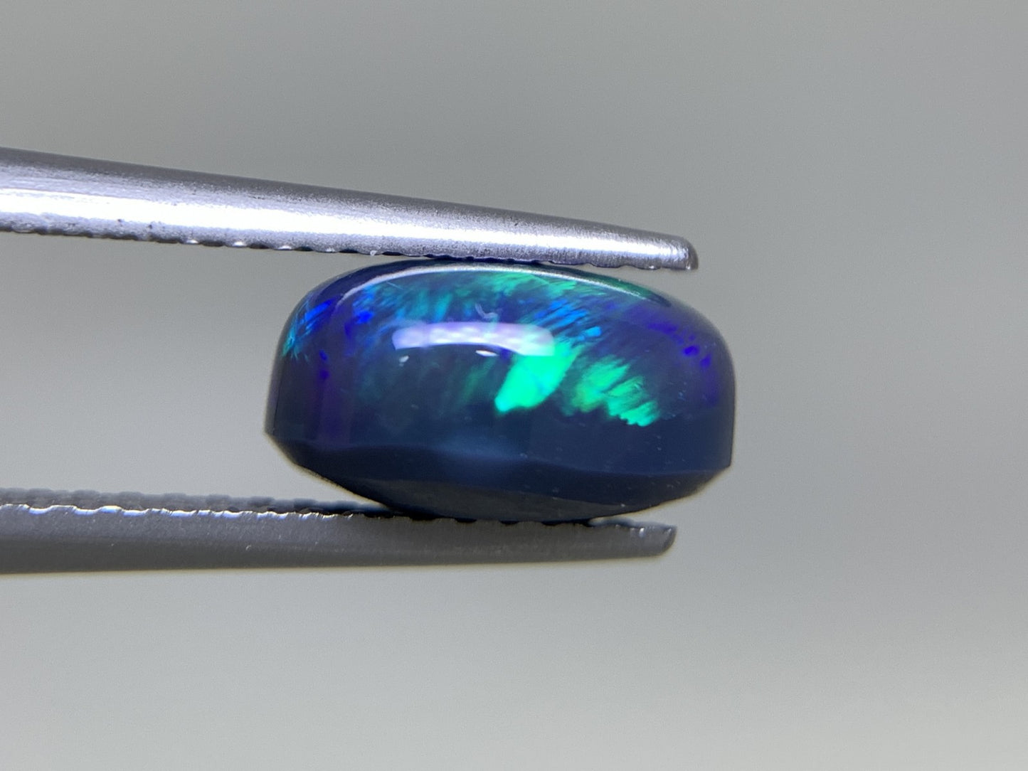 ブラックオパール 2.283ct  中央宝石ソーティング付き  9.6㎜×7.2㎜×5.0㎜  天然 ルース（ 裸石 ） 4904Y