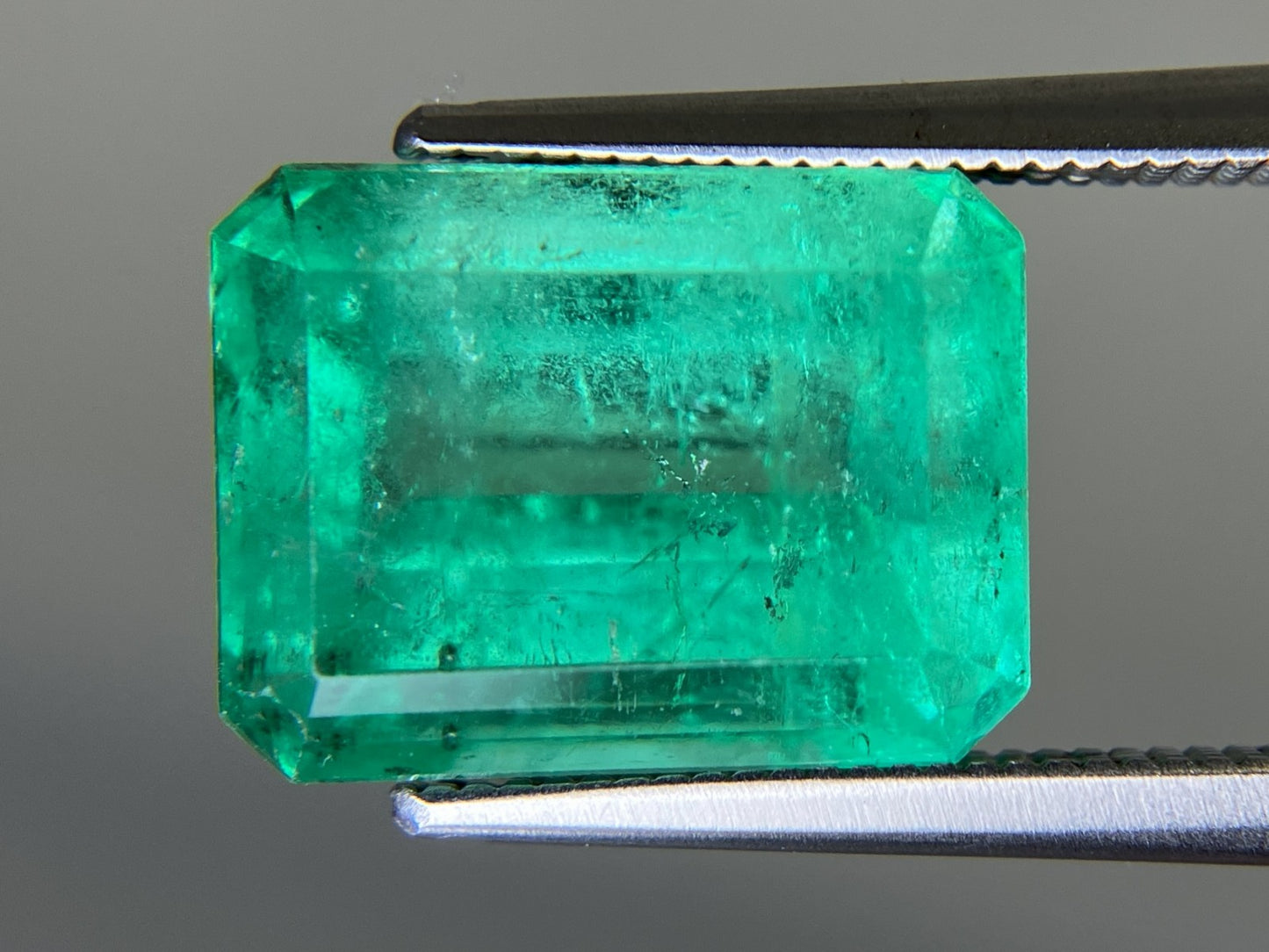 エメラルド 天然 7.423ct コロンビア 中央宝石鑑別書付き 12.72㎜×9.62㎜×7.74㎜ ルース（ 裸石 ） 6810YY