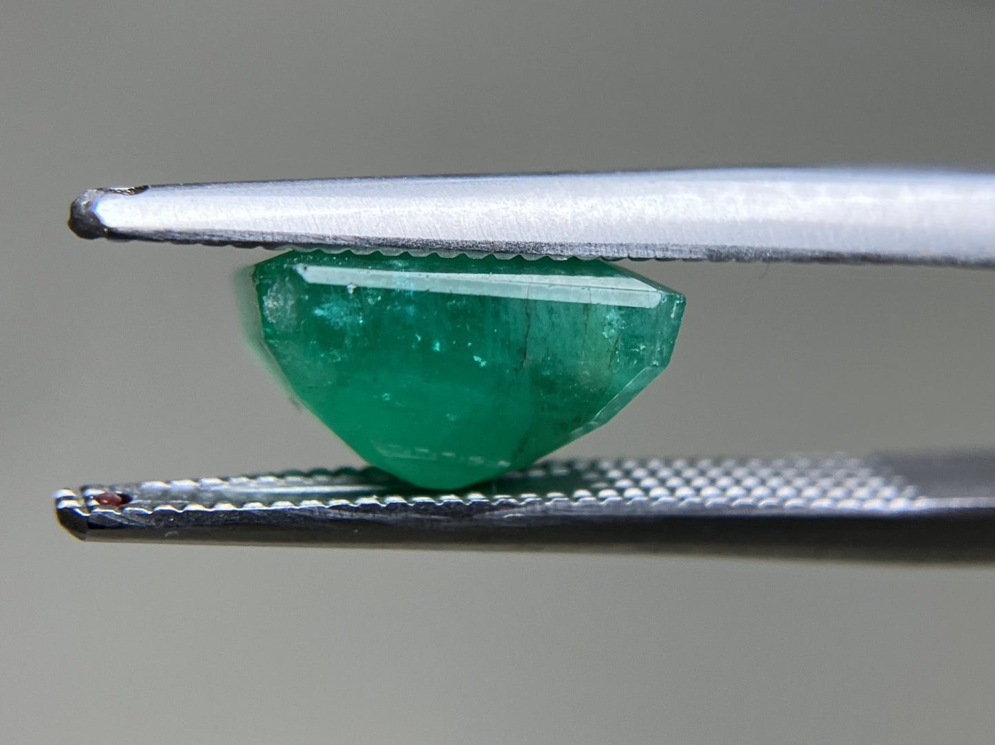 エメラルド 2.632ct 中央宝石ソーティング付き  9.13㎜×7.06㎜×5.33㎜  ルース（ 裸石 ） 4061YY