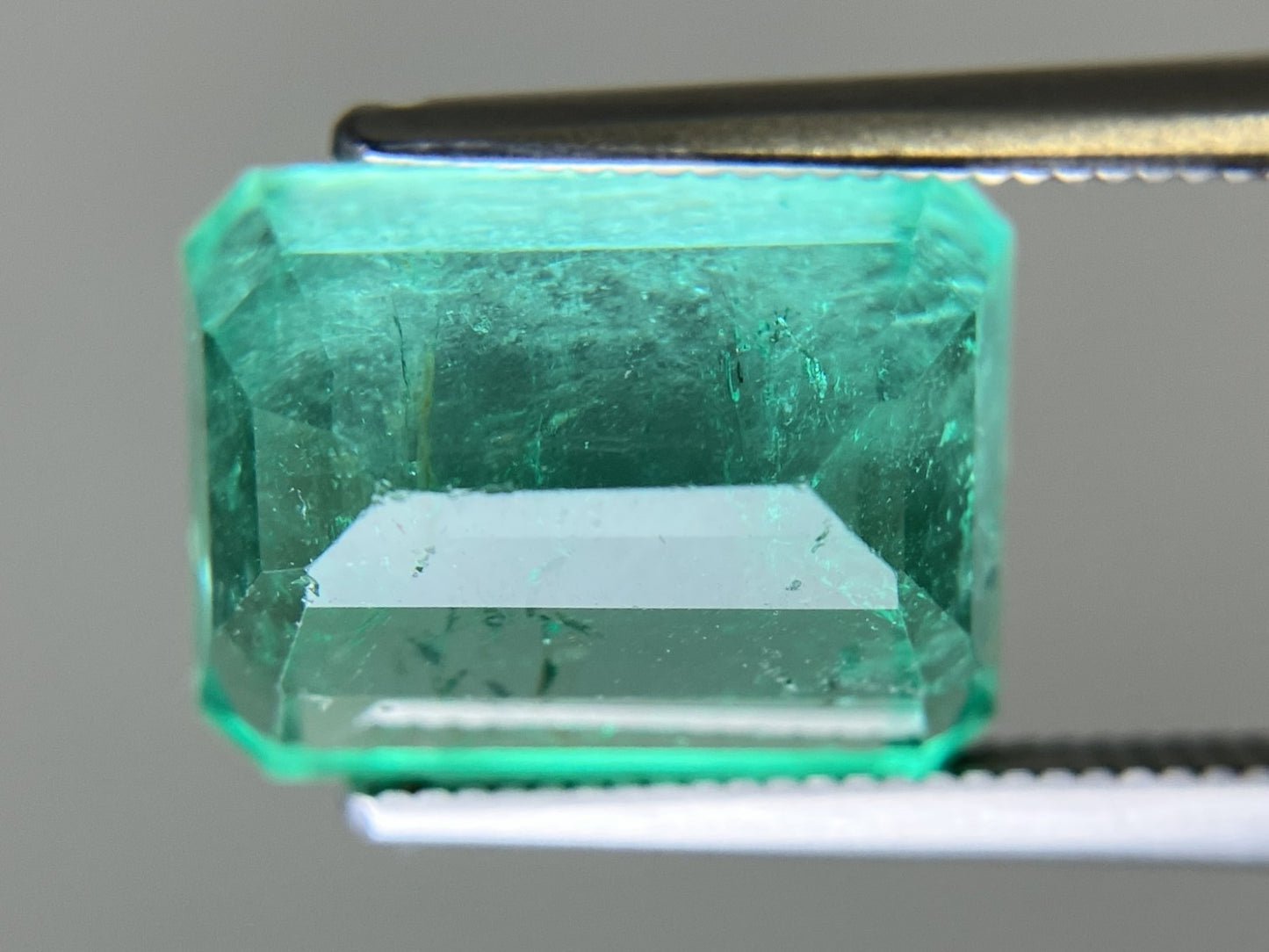 エメラルド 天然 7.423ct コロンビア 中央宝石鑑別書付き 12.72㎜×9.62㎜×7.74㎜ ルース（ 裸石 ） 6810YY