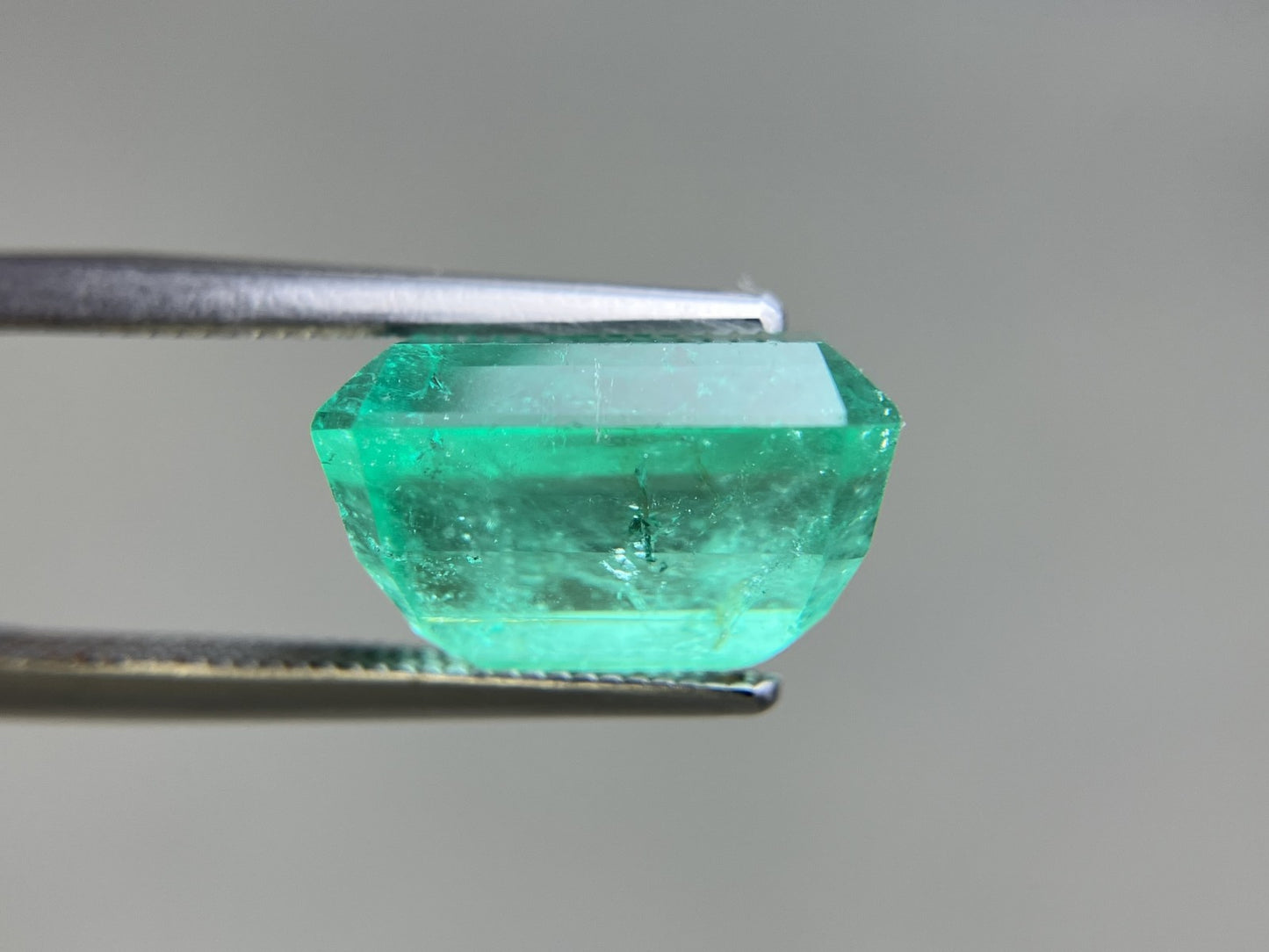 エメラルド 天然 7.423ct コロンビア 中央宝石鑑別書付き 12.72㎜×9.62㎜×7.74㎜ ルース（ 裸石 ） 6810YY