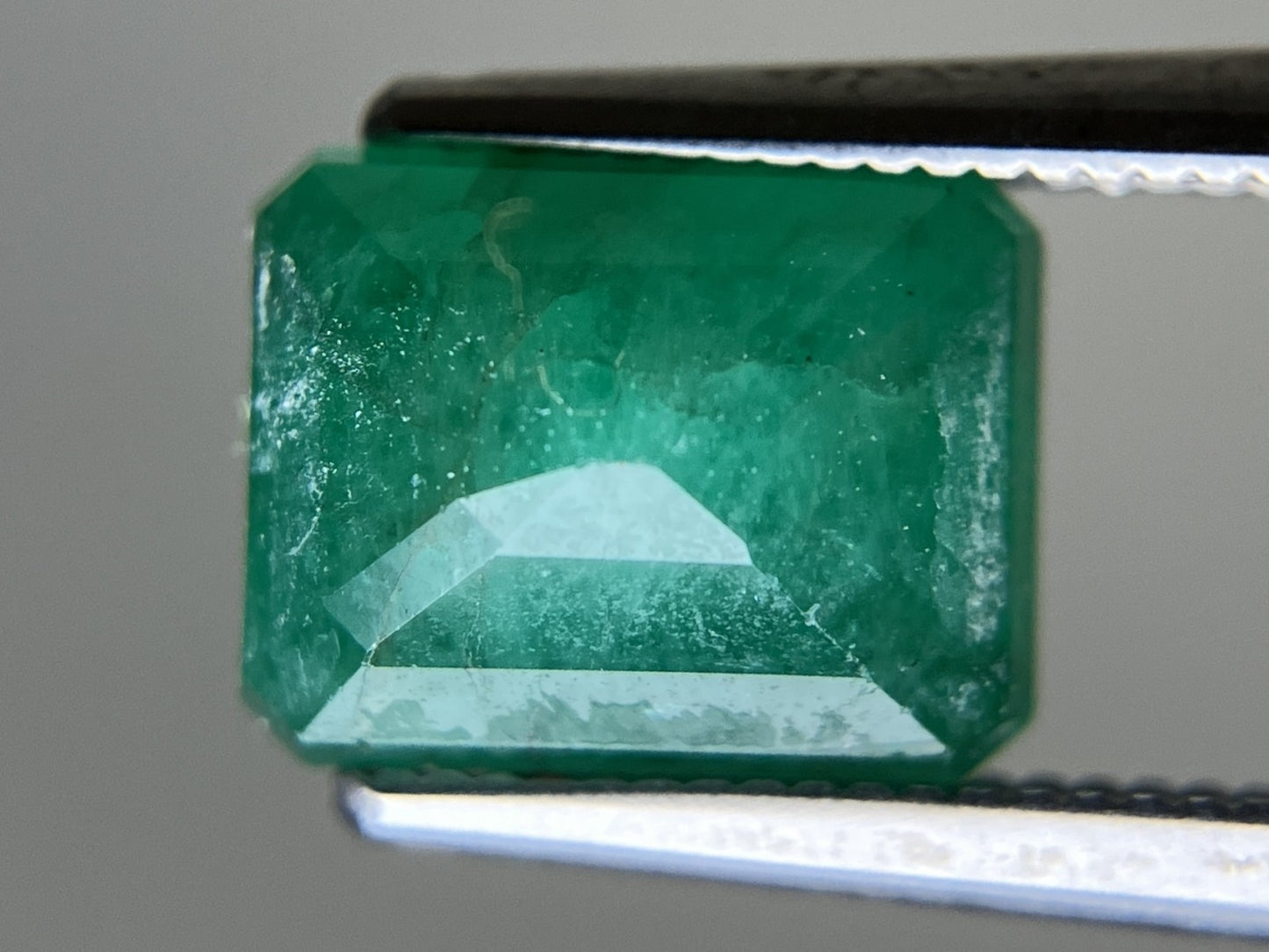 エメラルド 2.632ct 中央宝石ソーティング付き  9.13㎜×7.06㎜×5.33㎜  ルース（ 裸石 ） 4061YY