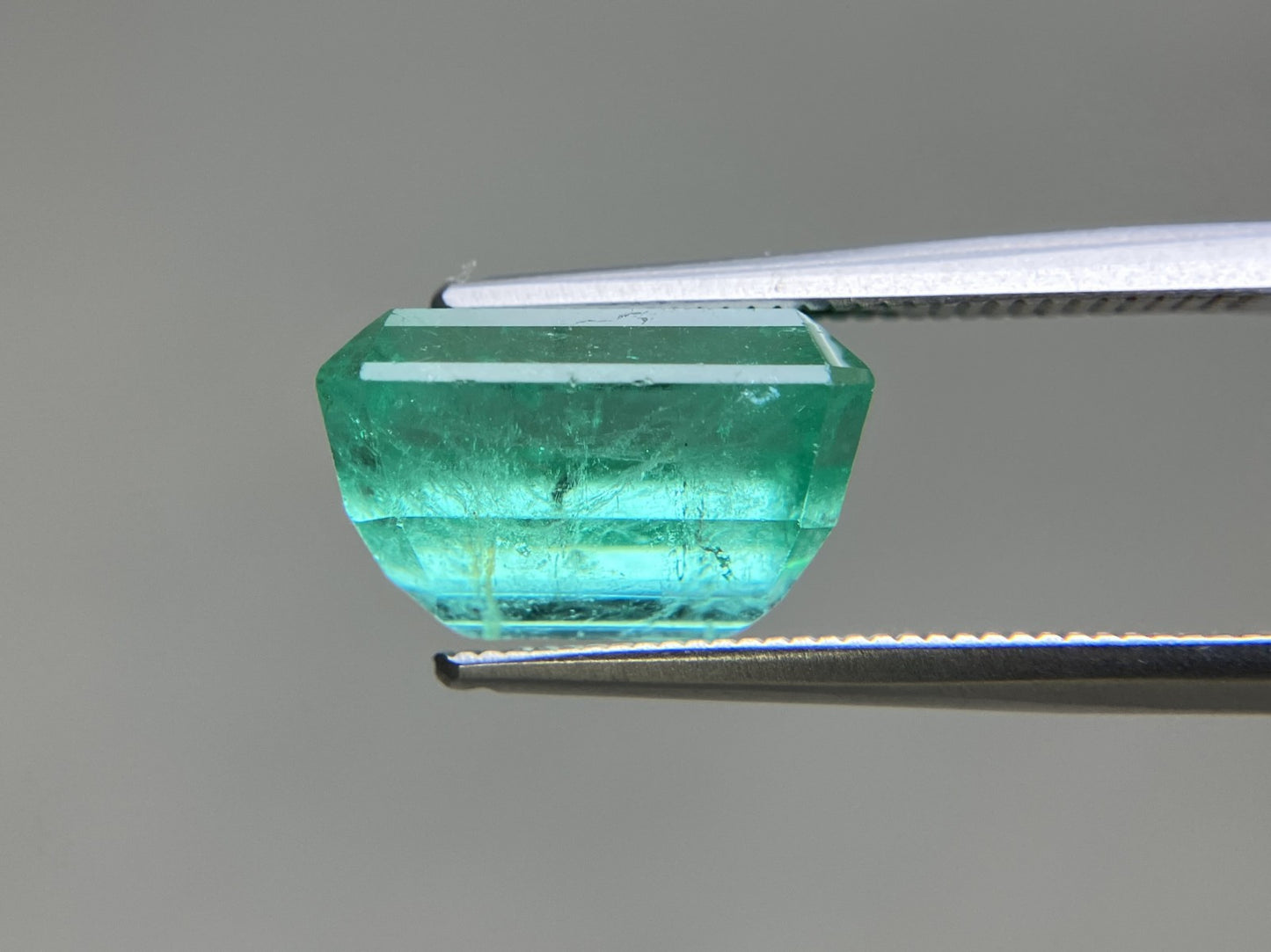 エメラルド 天然 7.423ct コロンビア 中央宝石鑑別書付き 12.72㎜×9.62㎜×7.74㎜ ルース（ 裸石 ） 6810YY