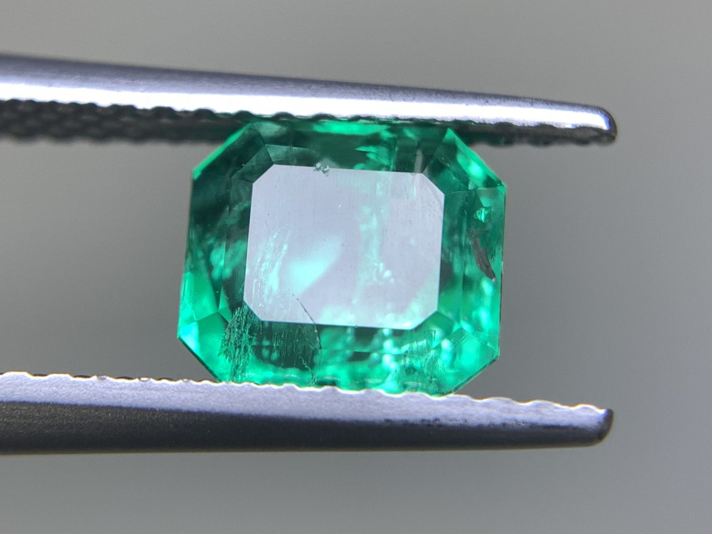 エメラルド 1.472ct 宝石ソーティング付き  6.7㎜×6.2㎜×4.8㎜   ルース（ 裸石 ） 2381Y