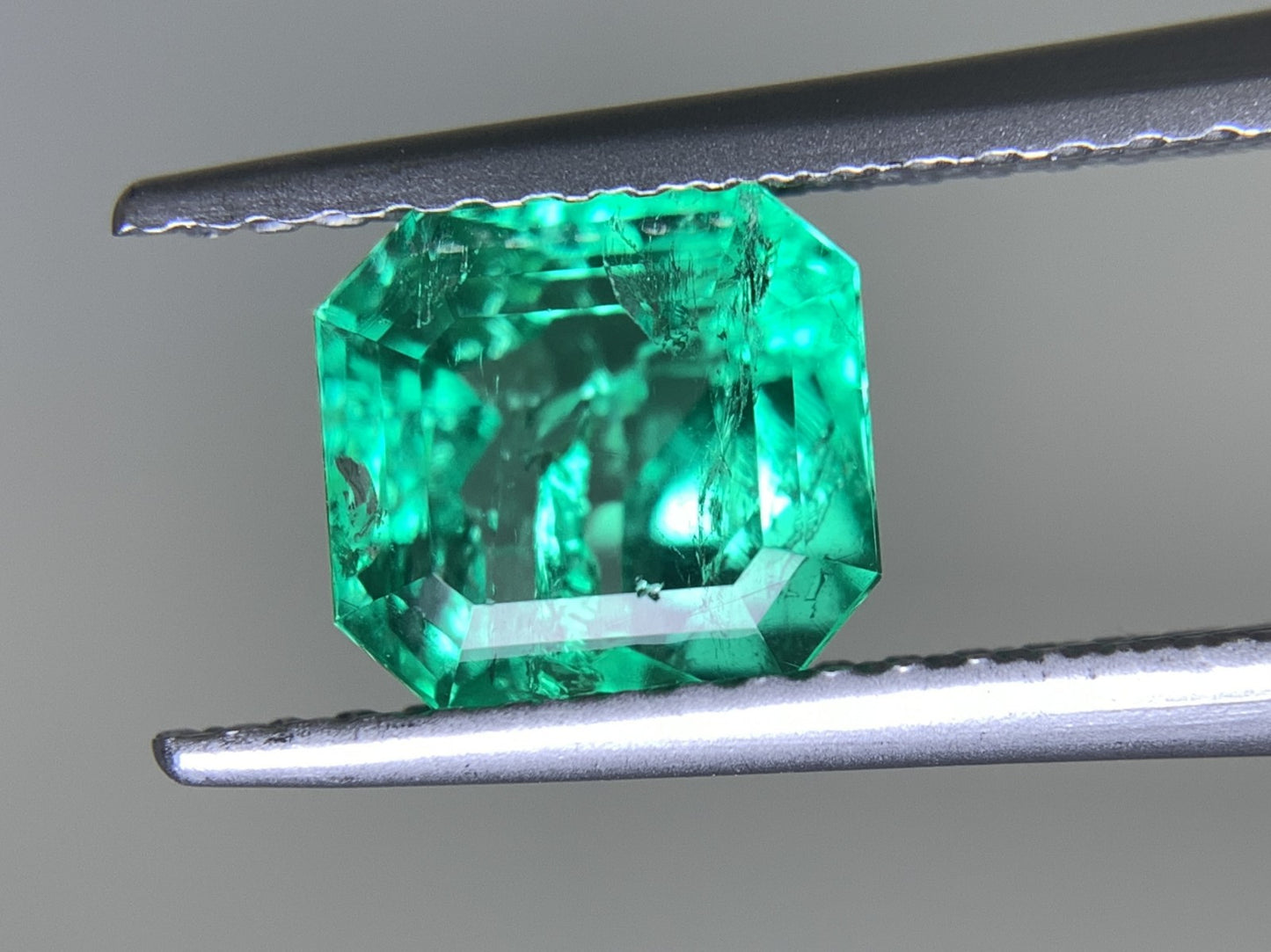 エメラルド 1.472ct 宝石ソーティング付き  6.7㎜×6.2㎜×4.8㎜   ルース（ 裸石 ） 2381Y