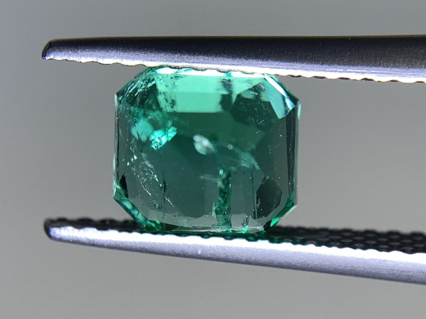 エメラルド 1.472ct 宝石ソーティング付き  6.7㎜×6.2㎜×4.8㎜   ルース（ 裸石 ） 2381Y