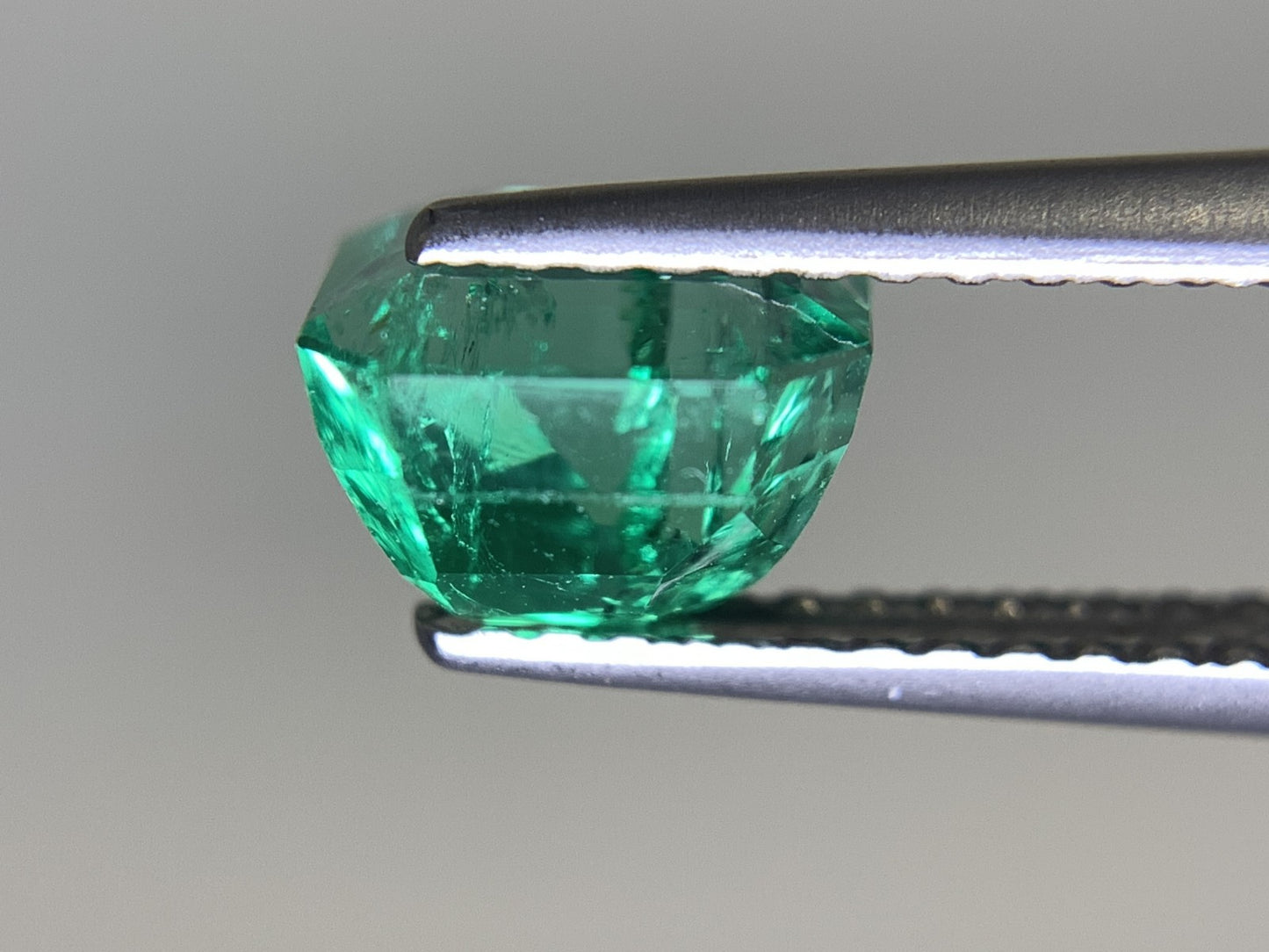 エメラルド 1.472ct 宝石ソーティング付き  6.7㎜×6.2㎜×4.8㎜   ルース（ 裸石 ） 2381Y