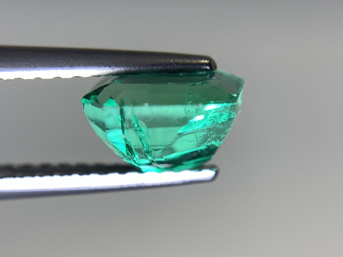 エメラルド 1.472ct 宝石ソーティング付き  6.7㎜×6.2㎜×4.8㎜   ルース（ 裸石 ） 2381Y