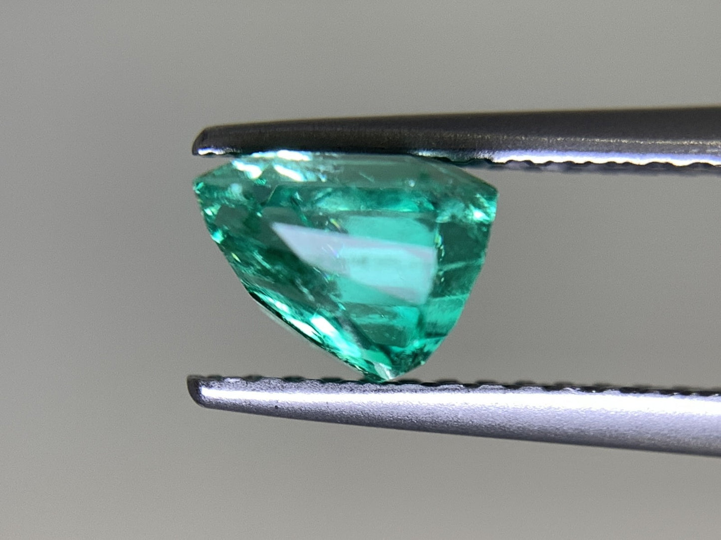 エメラルド 1.472ct 宝石ソーティング付き  6.7㎜×6.2㎜×4.8㎜   ルース（ 裸石 ） 2381Y
