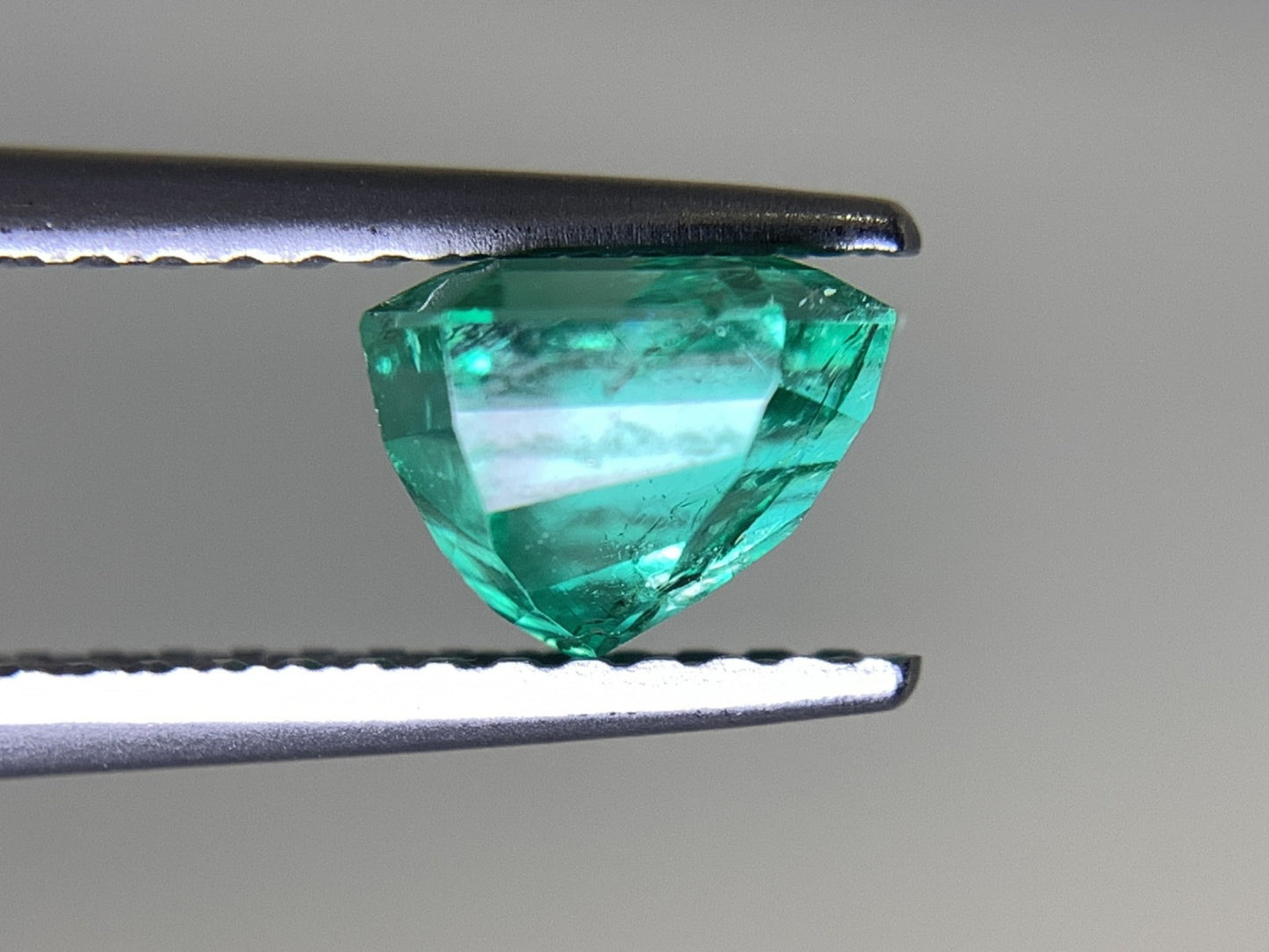 エメラルド 1.472ct 宝石ソーティング付き  6.7㎜×6.2㎜×4.8㎜   ルース（ 裸石 ） 2381Y
