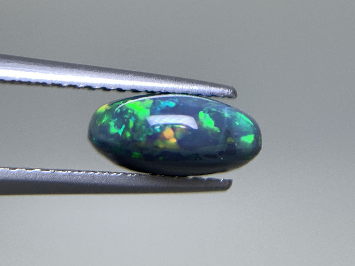 ブラックオパール 2.481ct  中央宝石ソーティング付き  9.9㎜×8.9㎜×4.7㎜  天然 ルース（ 裸石 ） 4906Y