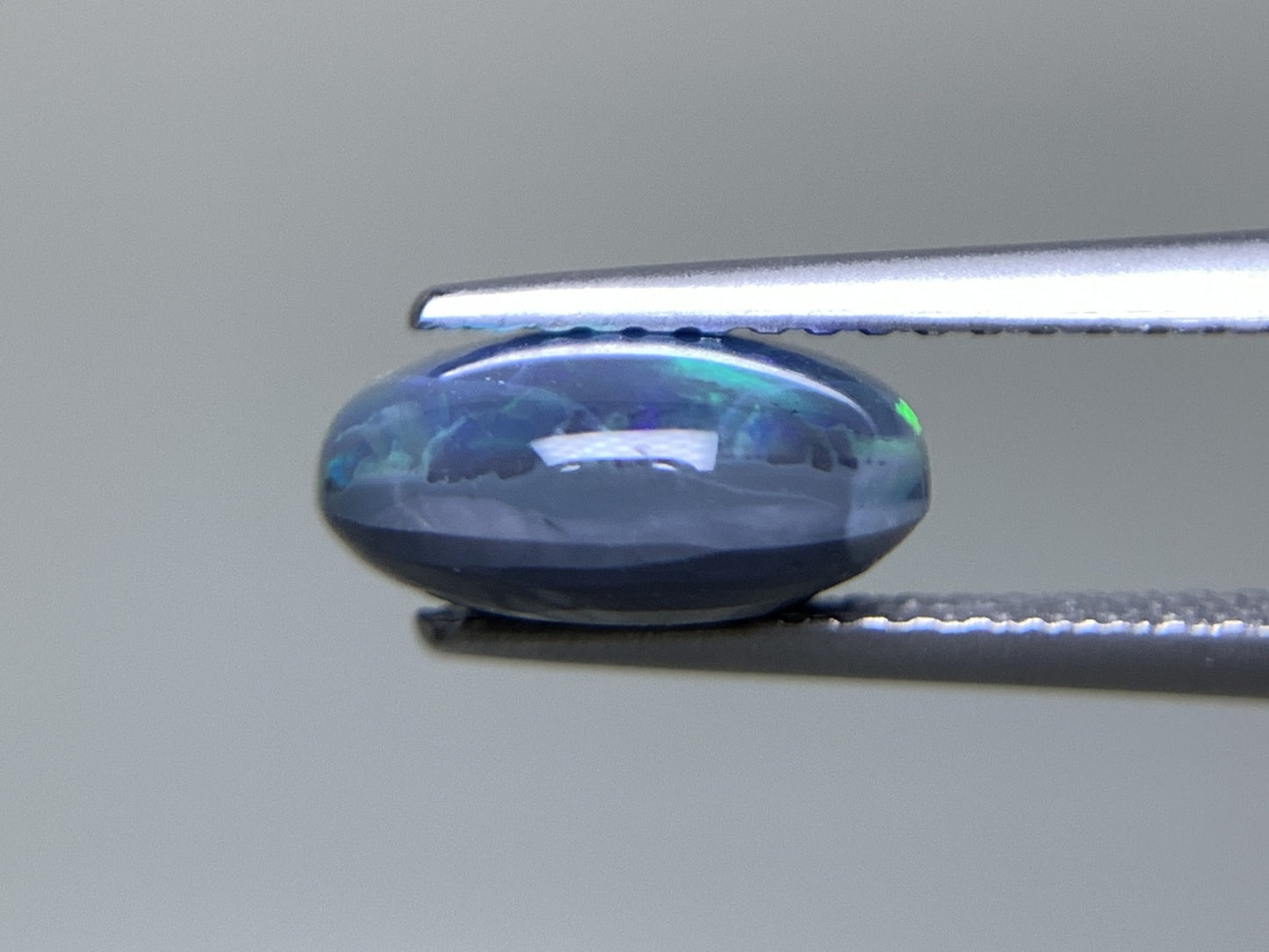 ブラックオパール 2.481ct  中央宝石ソーティング付き  9.9㎜×8.9㎜×4.7㎜  天然 ルース（ 裸石 ） 4906Y
