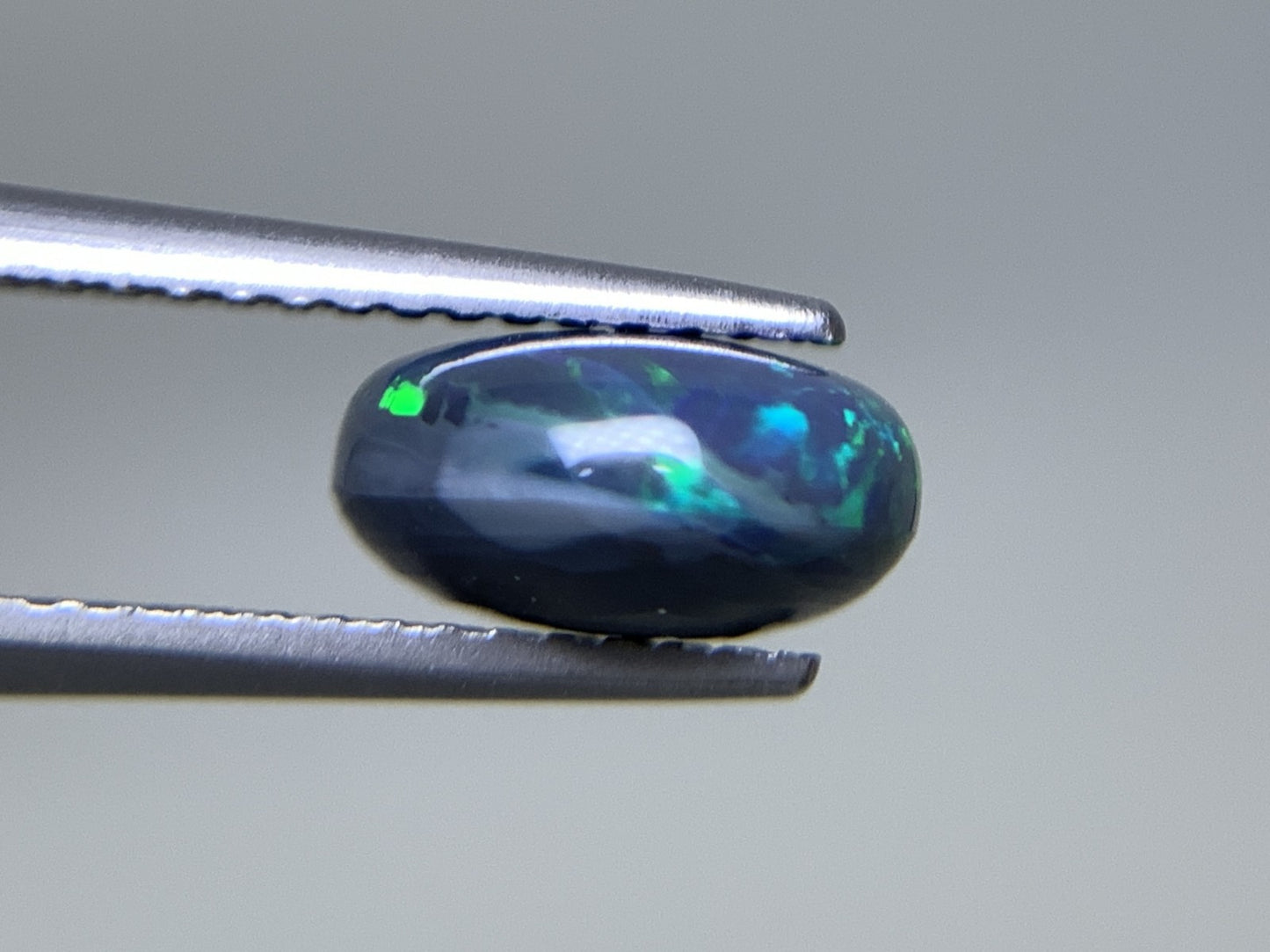 ブラックオパール 2.481ct  中央宝石ソーティング付き  9.9㎜×8.9㎜×4.7㎜  天然 ルース（ 裸石 ） 4906Y