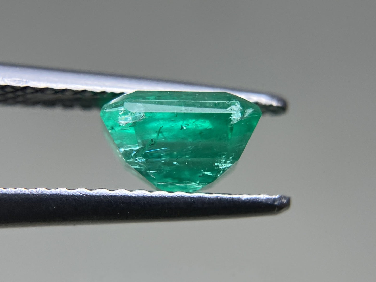 エメラルド 1.425ct 中央宝石ソーティング付き  7.08㎜×6.16㎜×4.48㎜  ルース（ 裸石 ） 4080YY