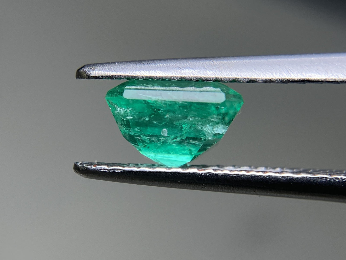 エメラルド 1.425ct 中央宝石ソーティング付き  7.08㎜×6.16㎜×4.48㎜  ルース（ 裸石 ） 4080YY