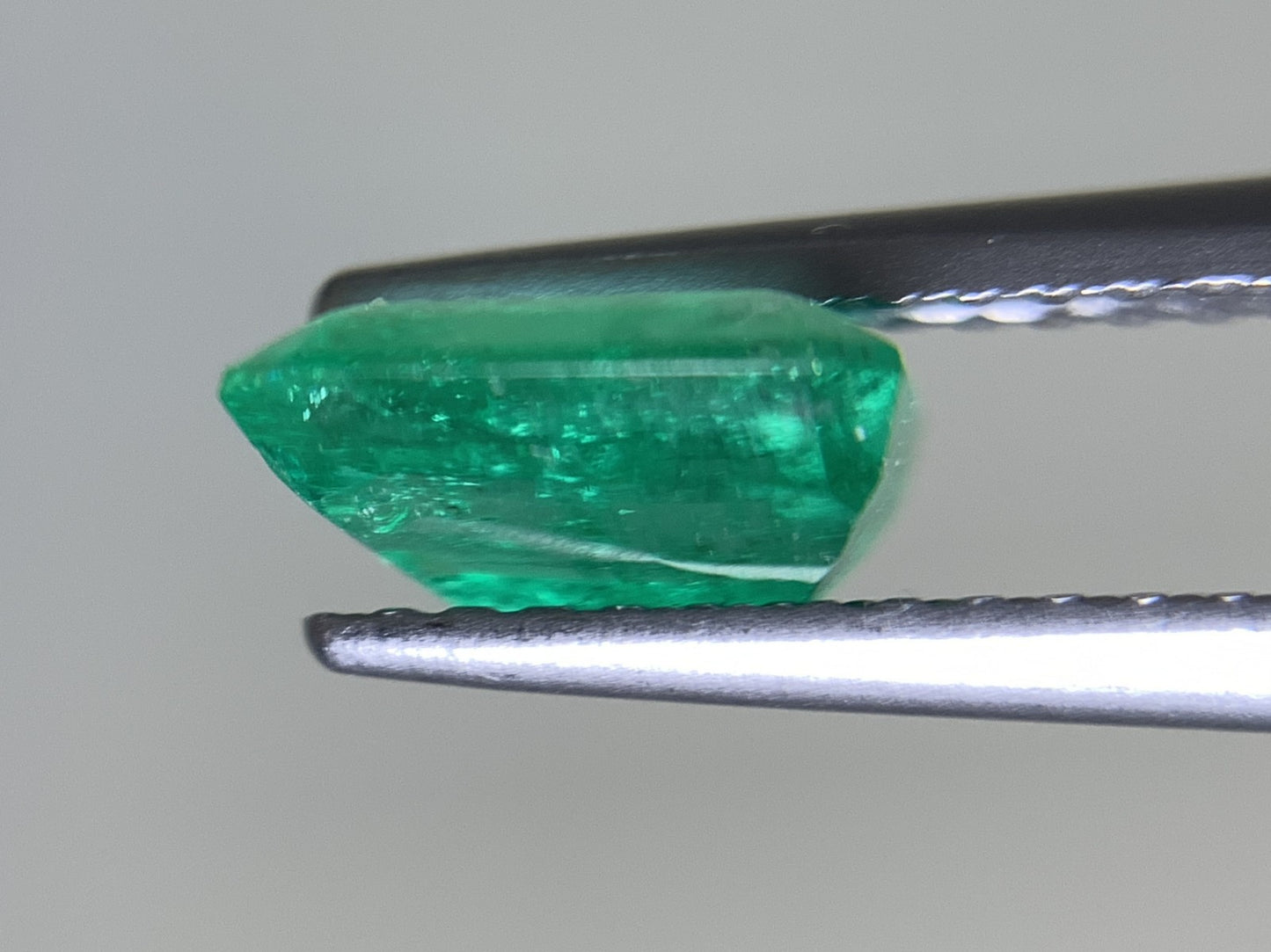 エメラルド 1.035ct 宝石ソーティング付き  7.06㎜×5.87㎜×3.42㎜   ルース（ 裸石 ） 2383Y