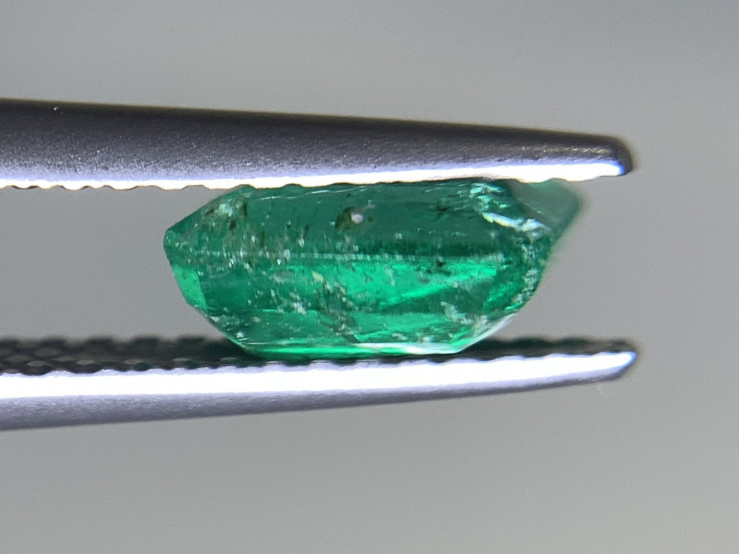 エメラルド 1.035ct 宝石ソーティング付き  7.06㎜×5.87㎜×3.42㎜   ルース（ 裸石 ） 2383Y