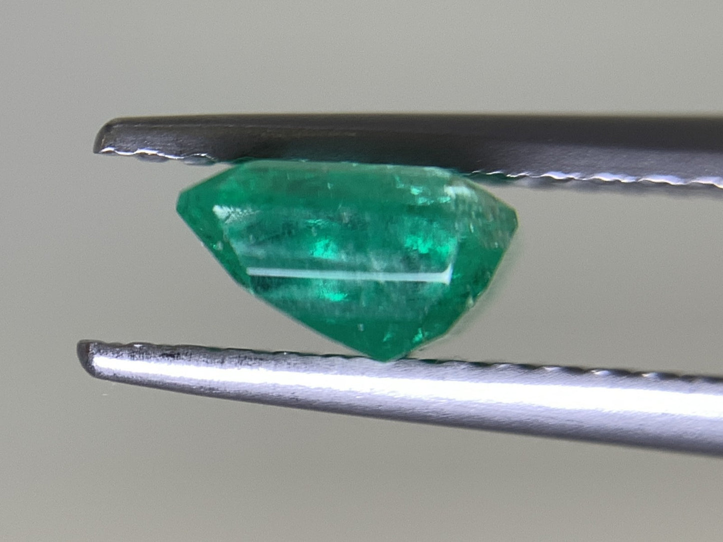 エメラルド 1.035ct 宝石ソーティング付き  7.06㎜×5.87㎜×3.42㎜   ルース（ 裸石 ） 2383Y