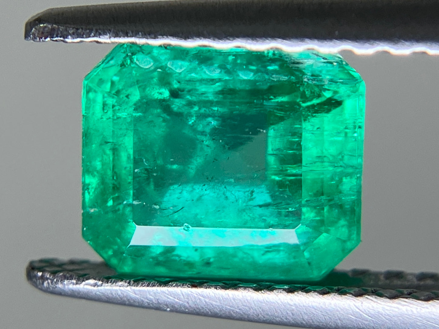 エメラルド 1.425ct 中央宝石ソーティング付き  7.08㎜×6.16㎜×4.48㎜  ルース（ 裸石 ） 4080YY