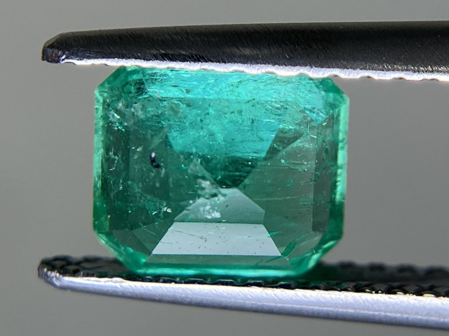 エメラルド 1.425ct 中央宝石ソーティング付き  7.08㎜×6.16㎜×4.48㎜  ルース（ 裸石 ） 4080YY