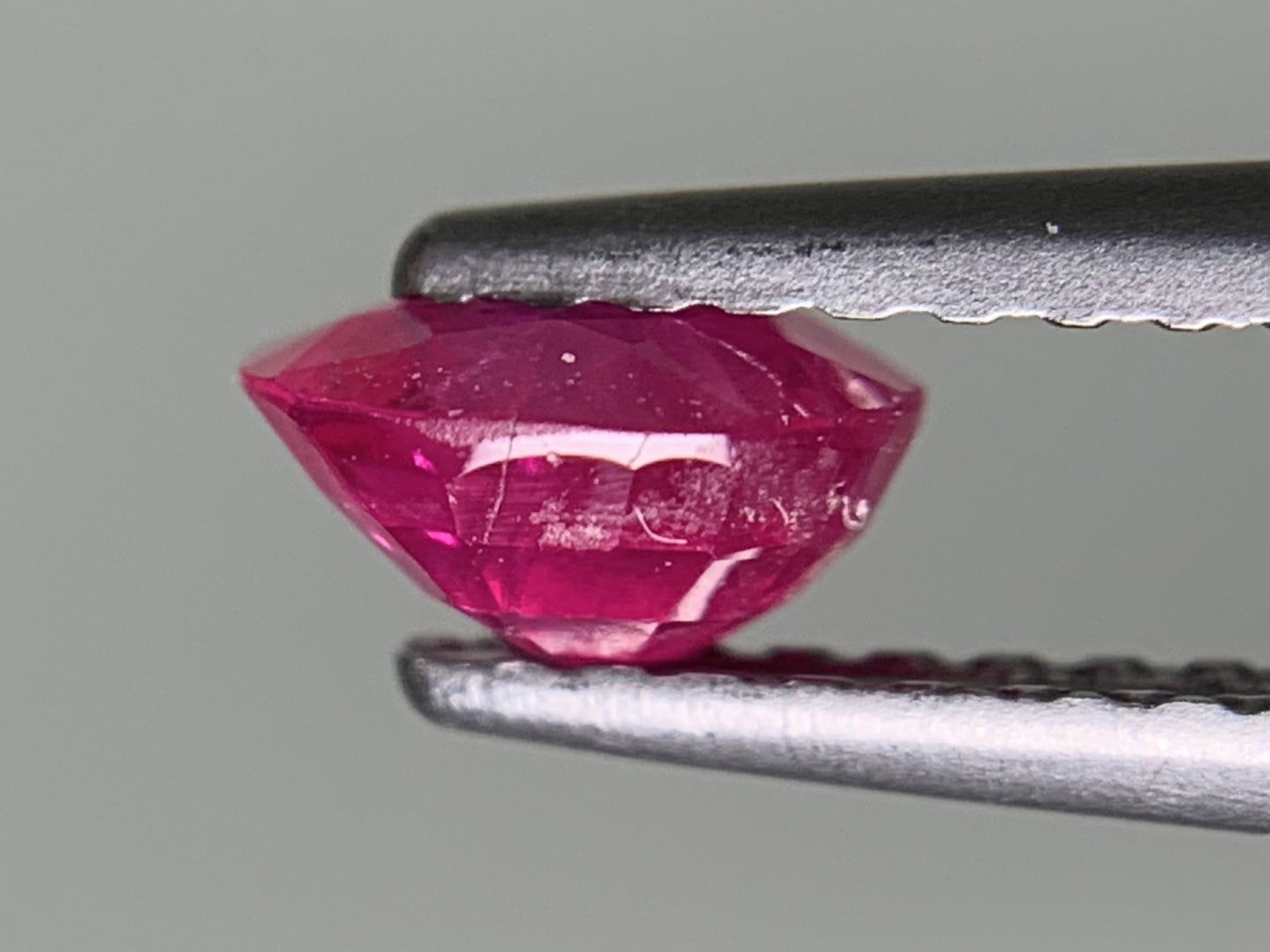 ルビー 天然 0.731ct 宝石ソーティング付き 5.5㎜×4.7㎜×3.0㎜ ルース（ 裸石 ） 7757Y