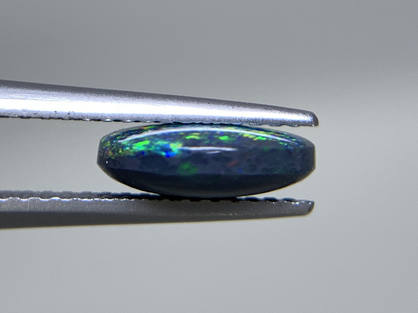 ブラックオパール 1.495ct  中央宝石ソーティング付き  9.5㎜×7.8㎜×3.3㎜  天然 ルース（ 裸石 ） 4930Y