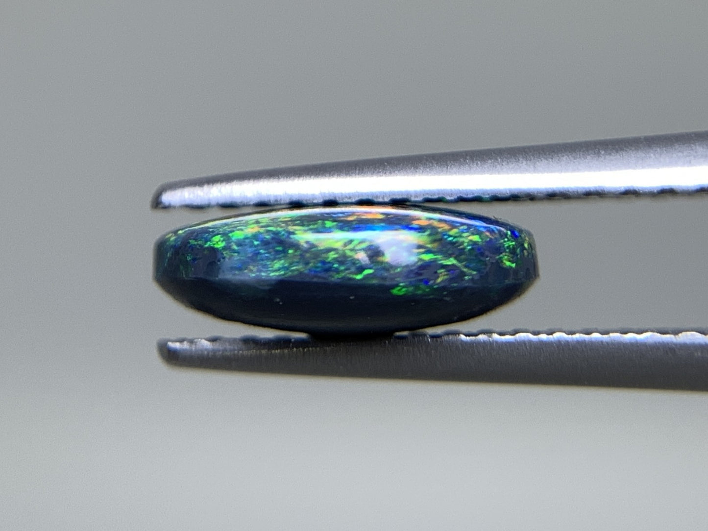 ブラックオパール 1.495ct  中央宝石ソーティング付き  9.5㎜×7.8㎜×3.3㎜  天然 ルース（ 裸石 ） 4930Y
