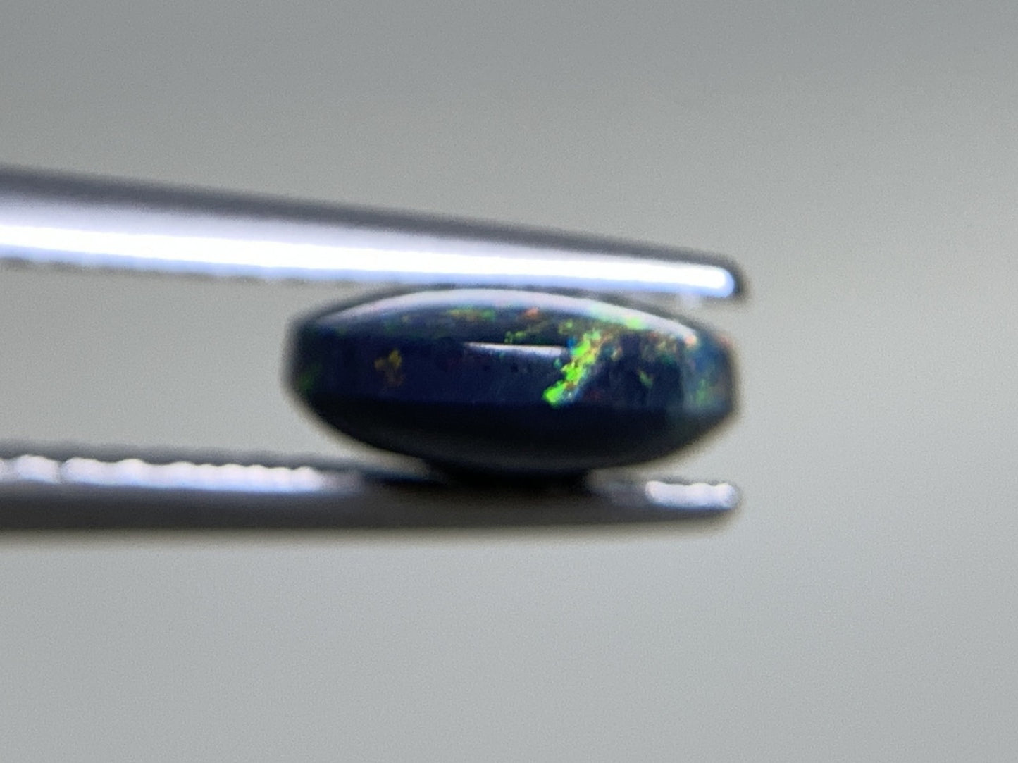 ブラックオパール 1.495ct  中央宝石ソーティング付き  9.5㎜×7.8㎜×3.3㎜  天然 ルース（ 裸石 ） 4930Y