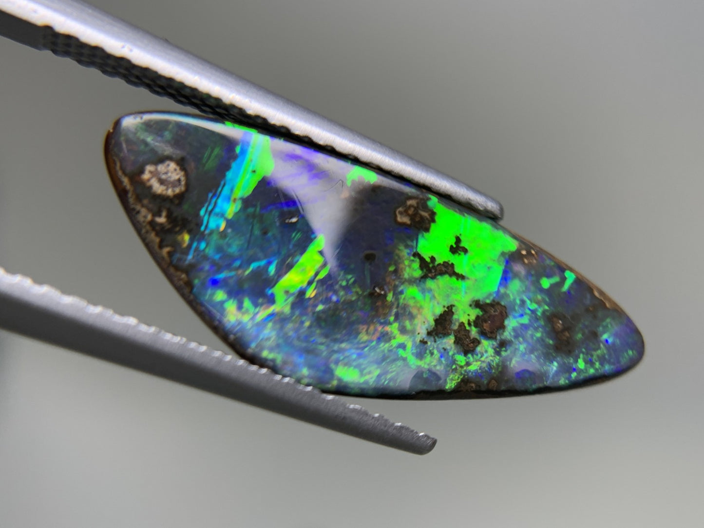 ボルダーオパール 3.946ct  宝石ソーティング付き  20.4㎜×8.1㎜×2.9㎜  ルース（ 裸石 ） 4227Y