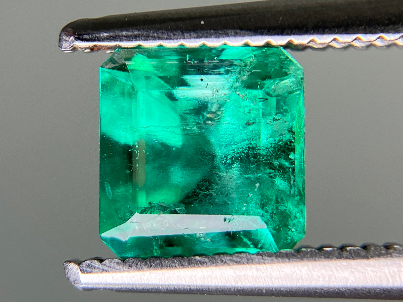 エメラルド 天然 0.924ct 宝石ソーティング付き 5.9㎜×5.7㎜×4.1㎜ ルース（ 裸石 ） 7034YY