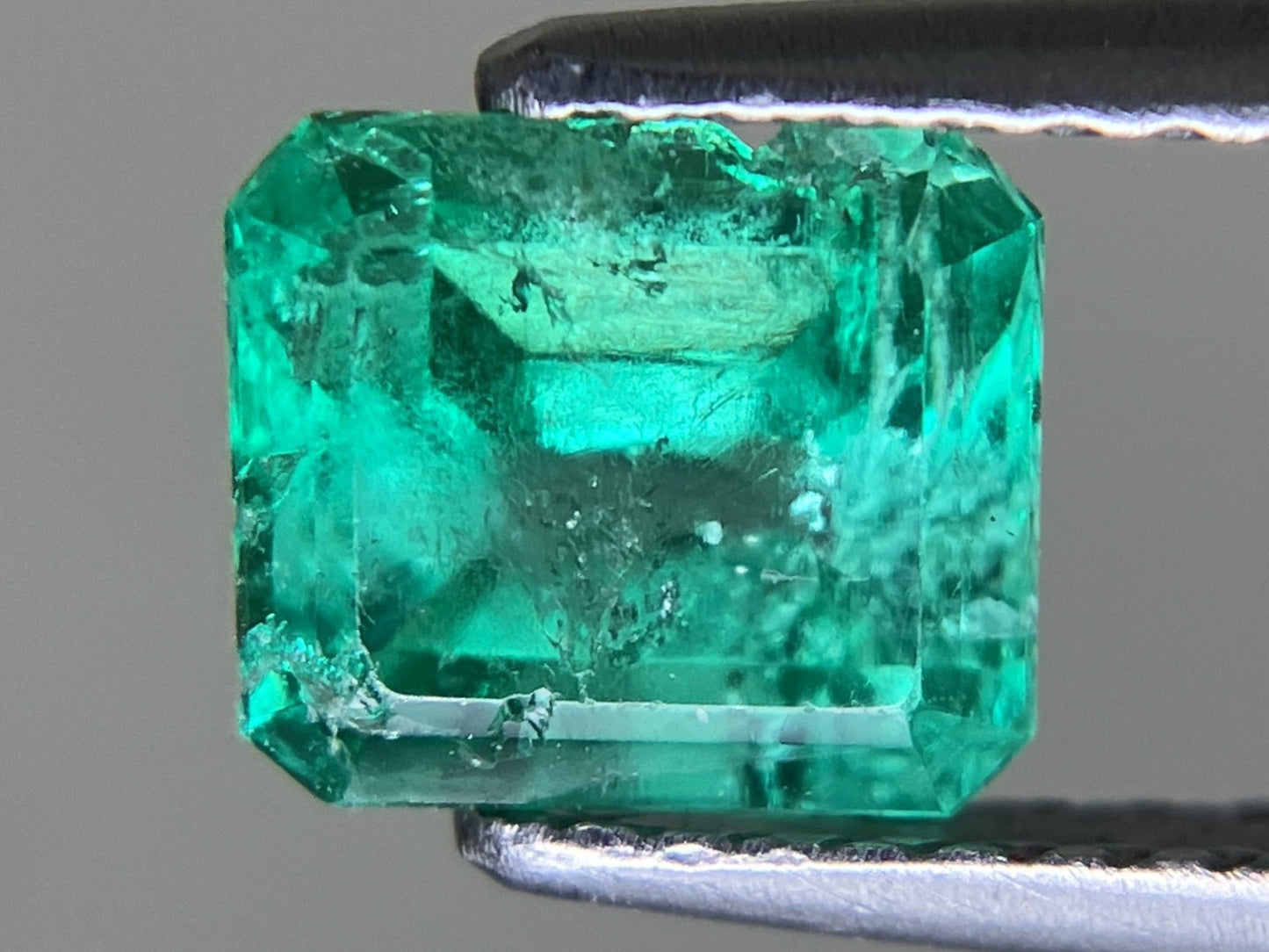 エメラルド 1.060ct 中央宝石ソーティング付き  6.57㎜×5.68㎜×4.14㎜  ルース（ 裸石 ） 4065YY