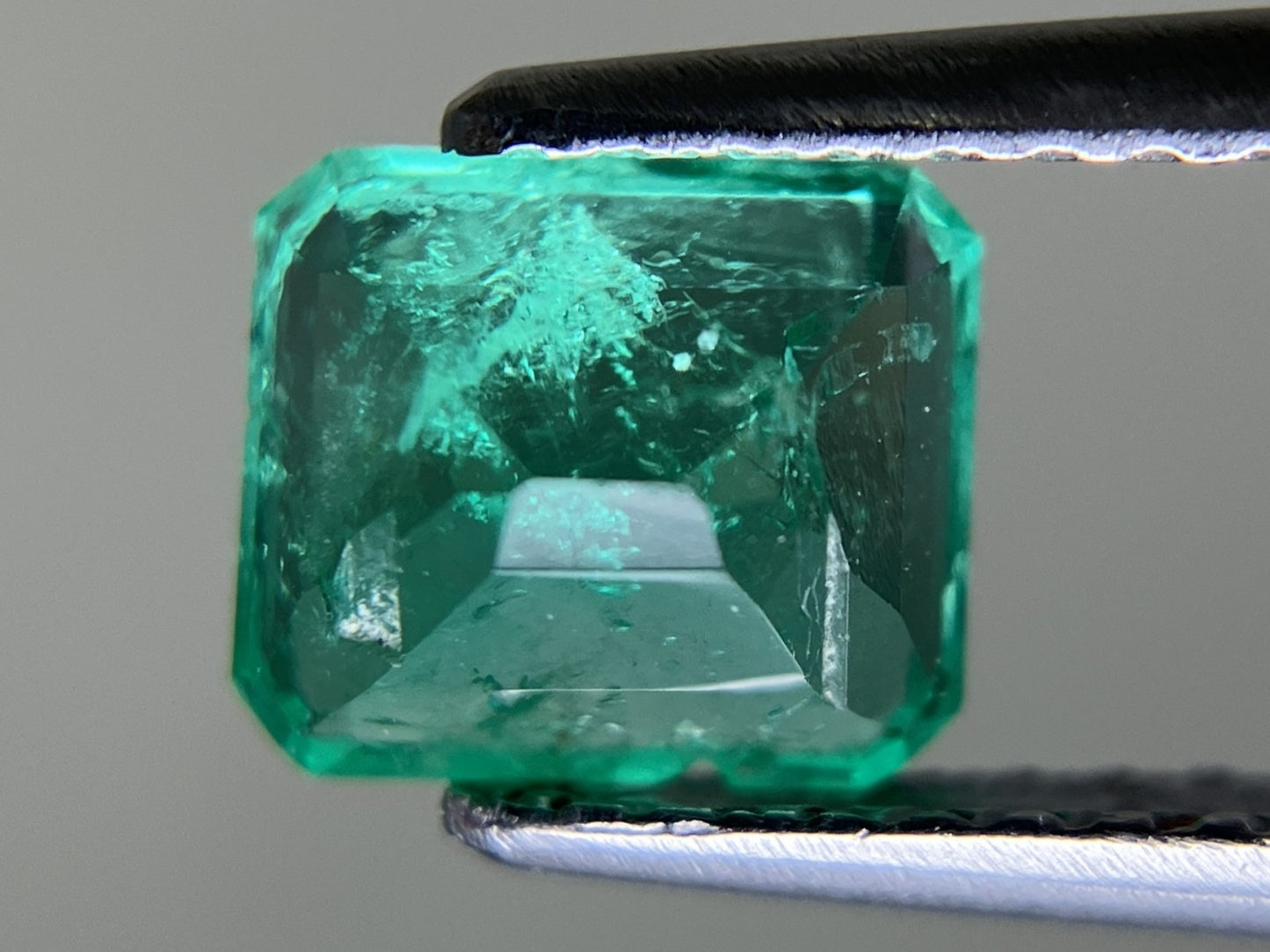 エメラルド 1.060ct 中央宝石ソーティング付き  6.57㎜×5.68㎜×4.14㎜  ルース（ 裸石 ） 4065YY