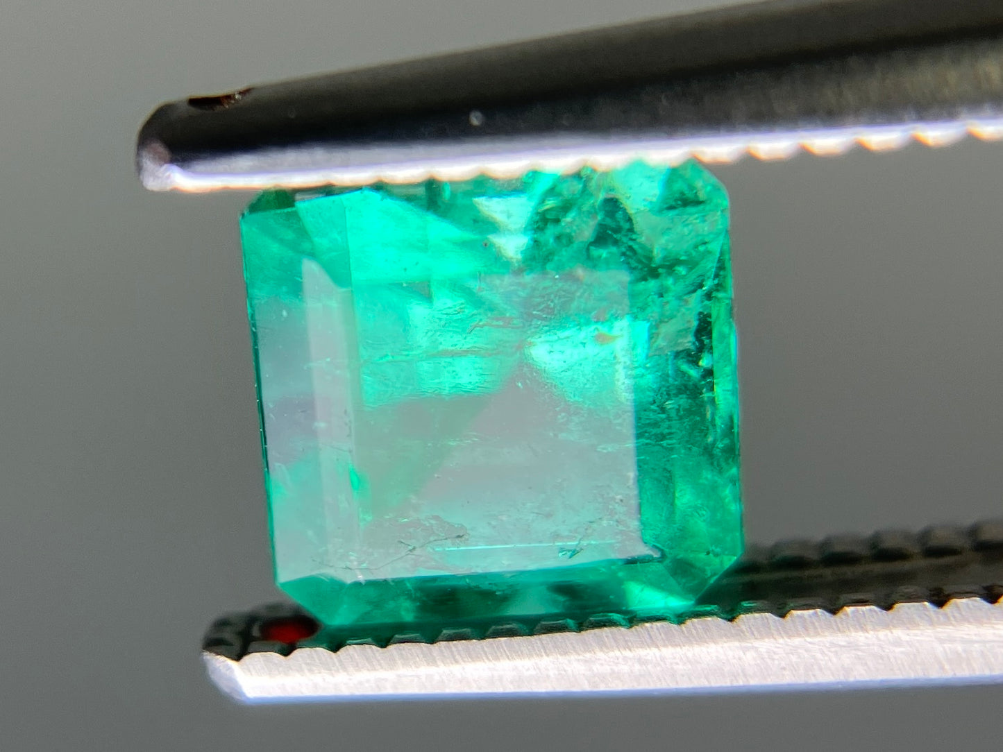 エメラルド 天然 0.924ct 宝石ソーティング付き 5.9㎜×5.7㎜×4.1㎜ ルース（ 裸石 ） 7034YY