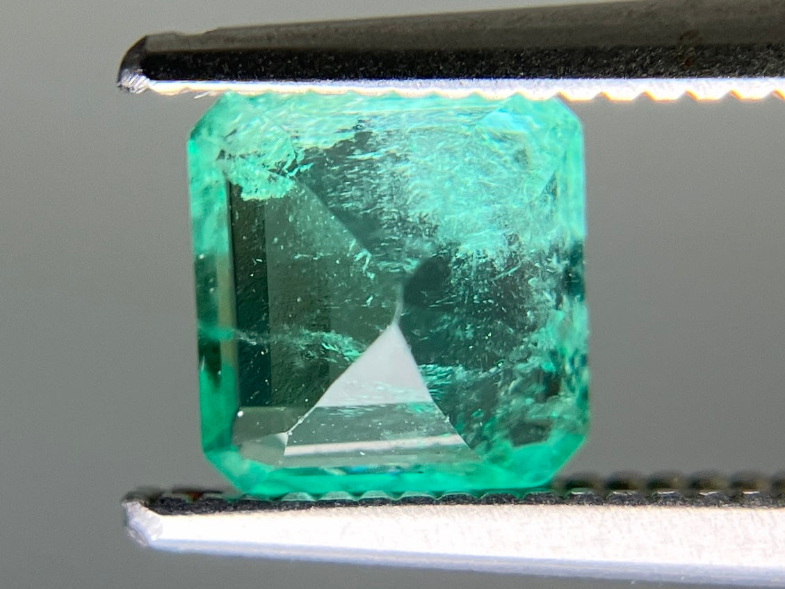 エメラルド 天然 0.924ct 宝石ソーティング付き 5.9㎜×5.7㎜×4.1㎜ ルース（ 裸石 ） 7034YY