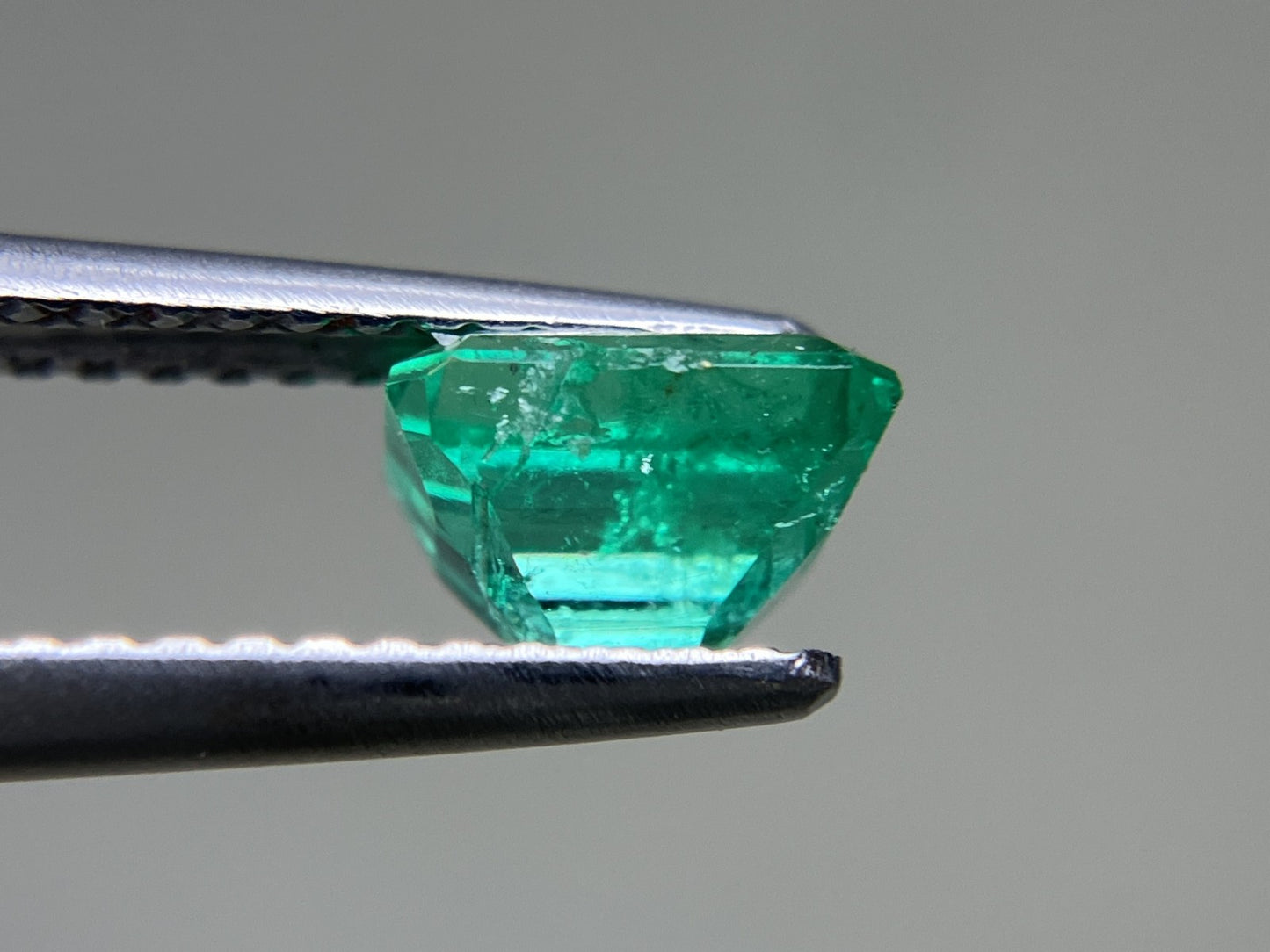 エメラルド 1.060ct 中央宝石ソーティング付き  6.57㎜×5.68㎜×4.14㎜  ルース（ 裸石 ） 4065YY
