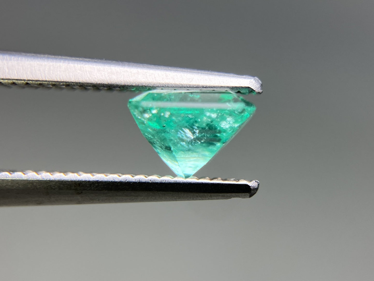 エメラルド 天然 0.924ct 宝石ソーティング付き 5.9㎜×5.7㎜×4.1㎜ ルース（ 裸石 ） 7034YY