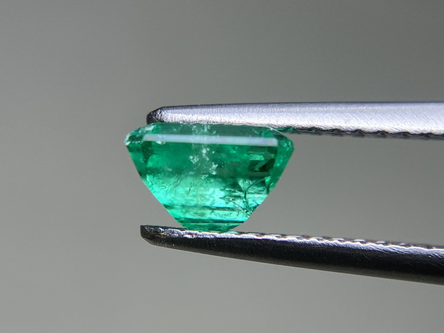 エメラルド 1.060ct 中央宝石ソーティング付き  6.57㎜×5.68㎜×4.14㎜  ルース（ 裸石 ） 4065YY